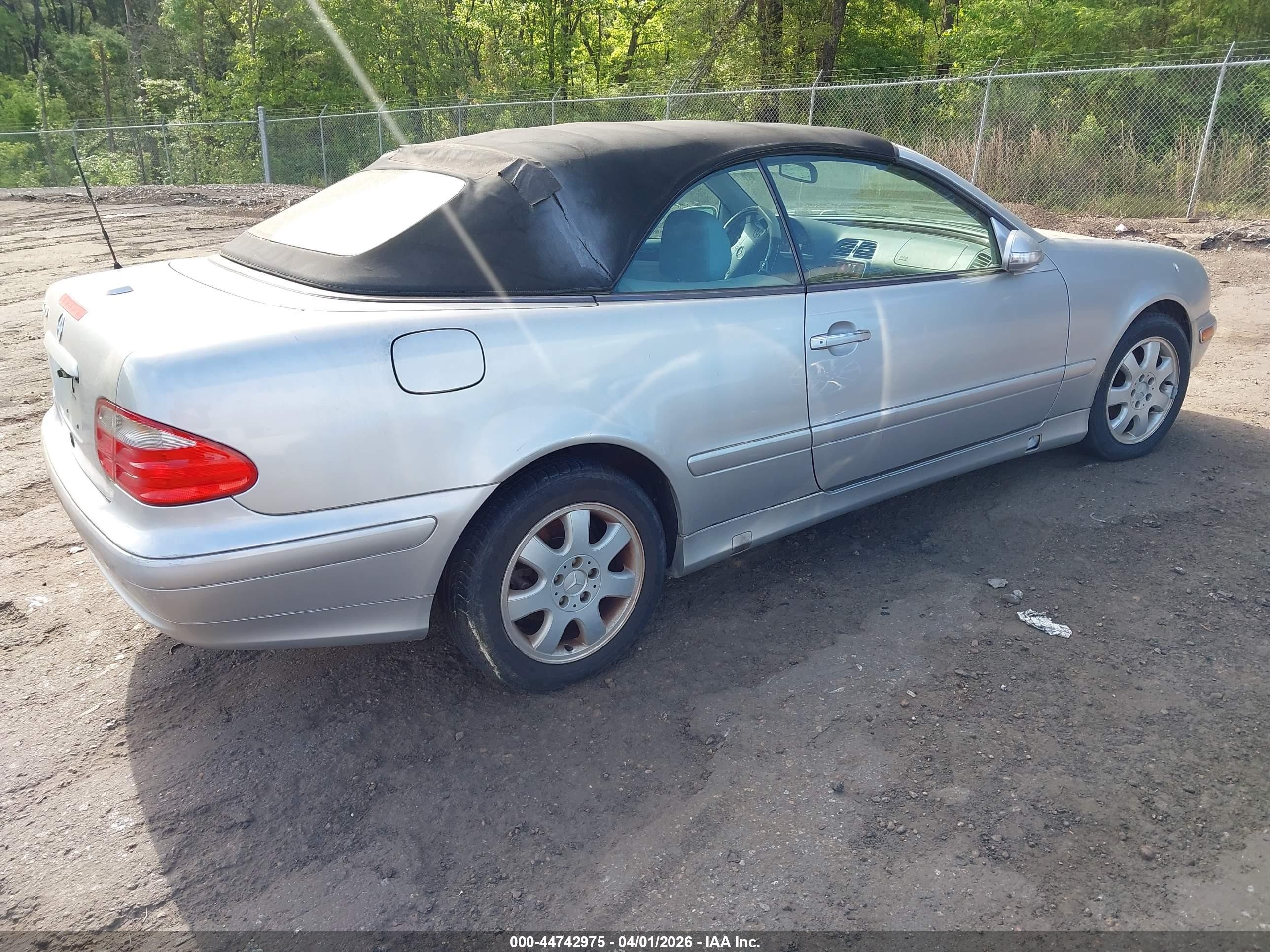 2000 Mercedes-benz Clk 320   Серебряный vin: WDBLK65G1YT039513