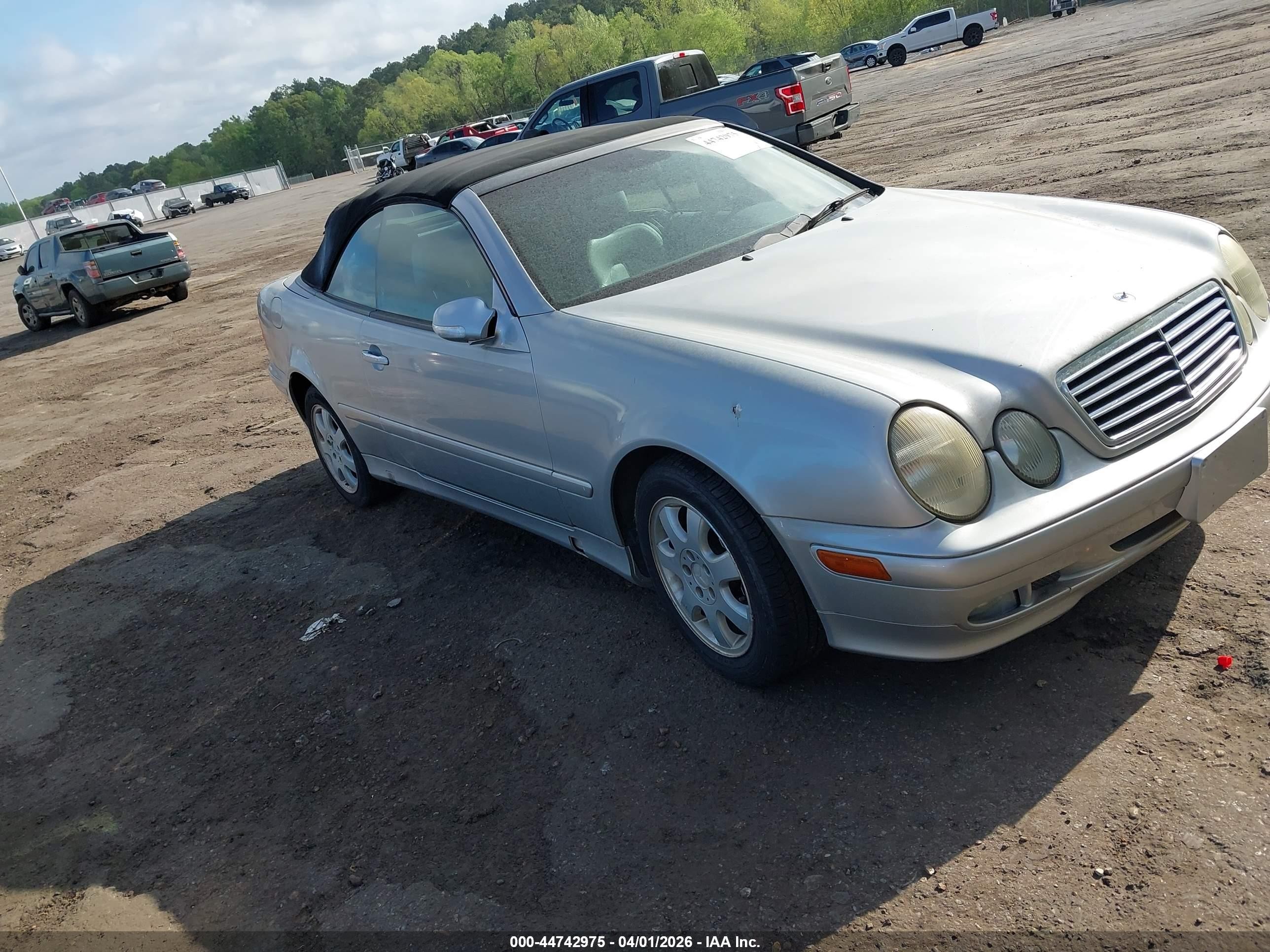 2000 Mercedes-benz Clk 320   Серебряный vin: WDBLK65G1YT039513