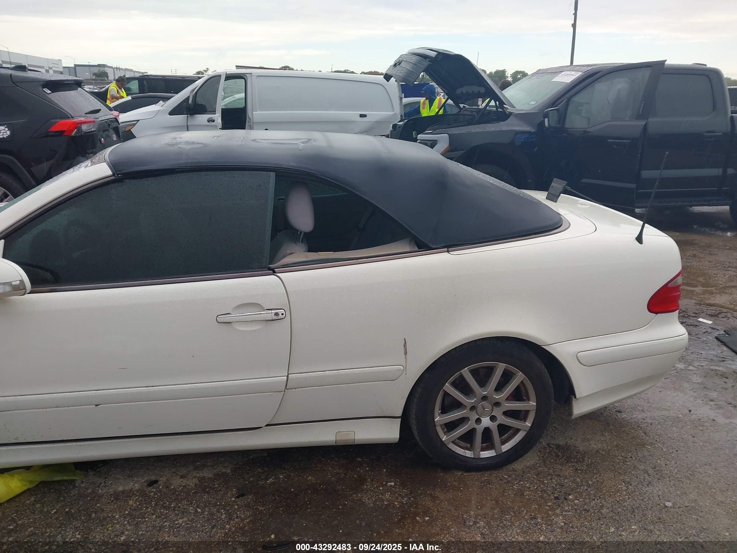 2003 Mercedes-benz Clk 320   White vin: WDBLK65G53T144029