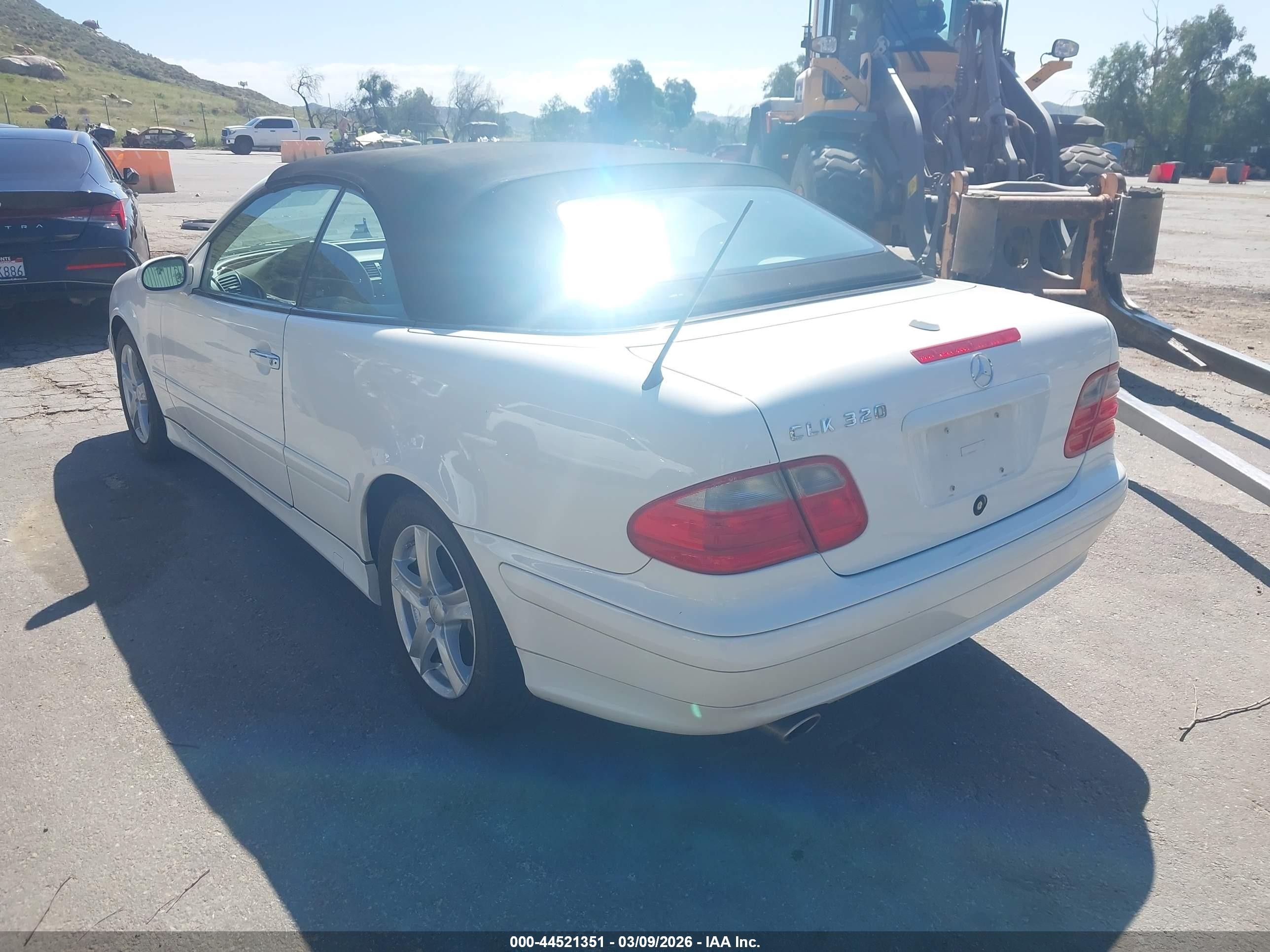 2003 Mercedes-benz Clk 320   White vin: WDBLK65G63T143746