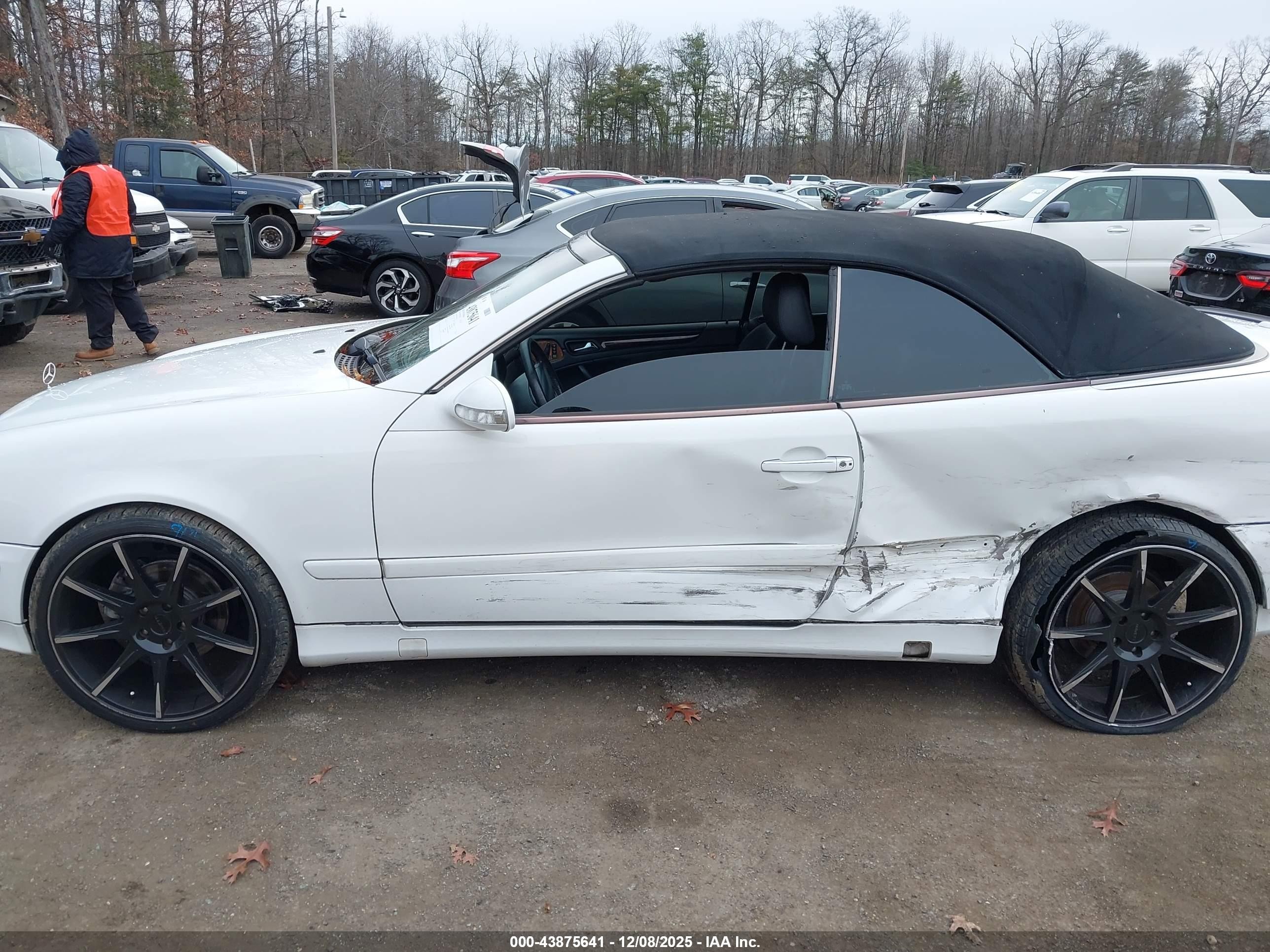 2000 Mercedes-benz Clk 320   White vin: WDBLK65G6YT047140