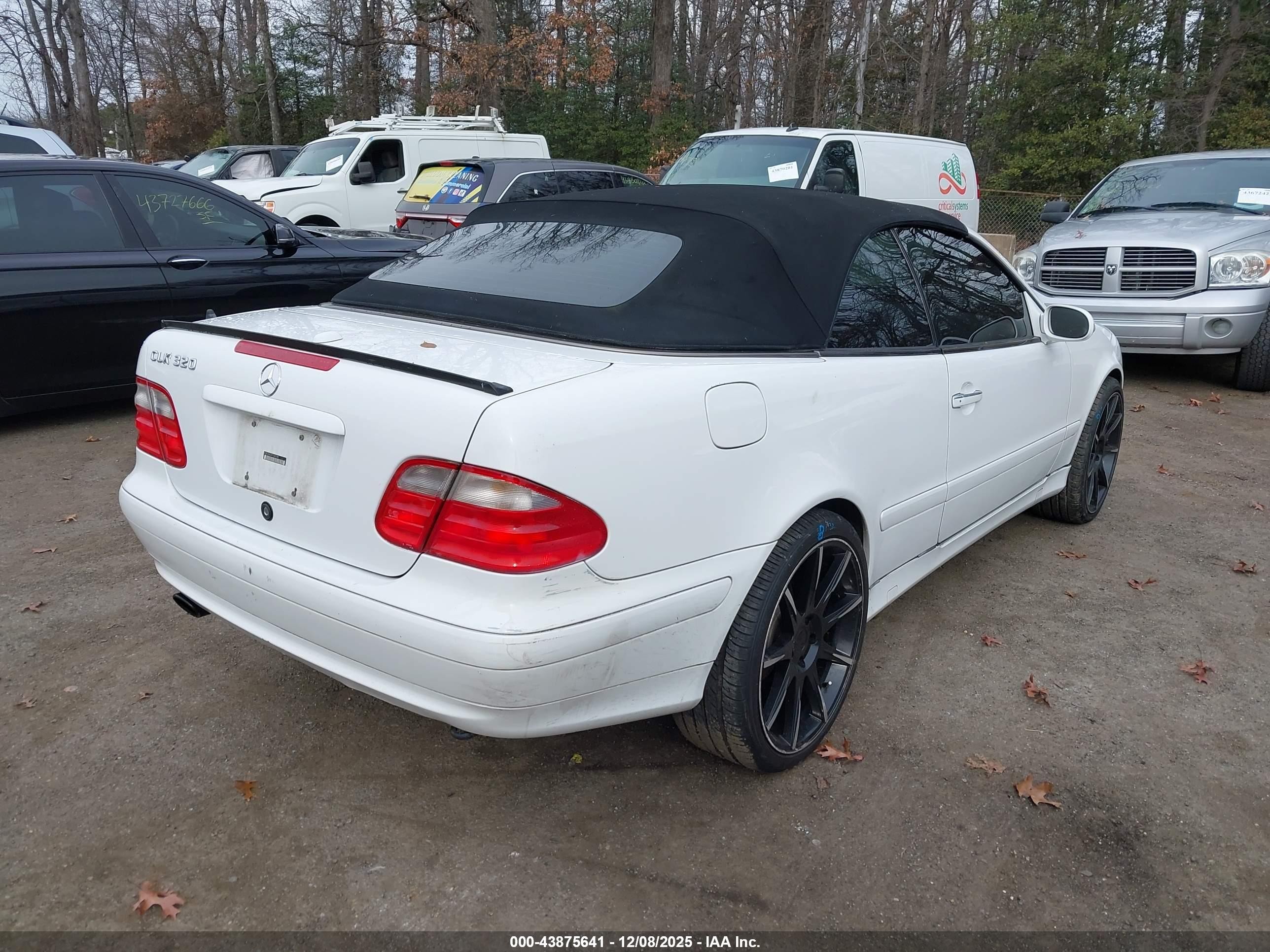 2000 Mercedes-benz Clk 320   White vin: WDBLK65G6YT047140