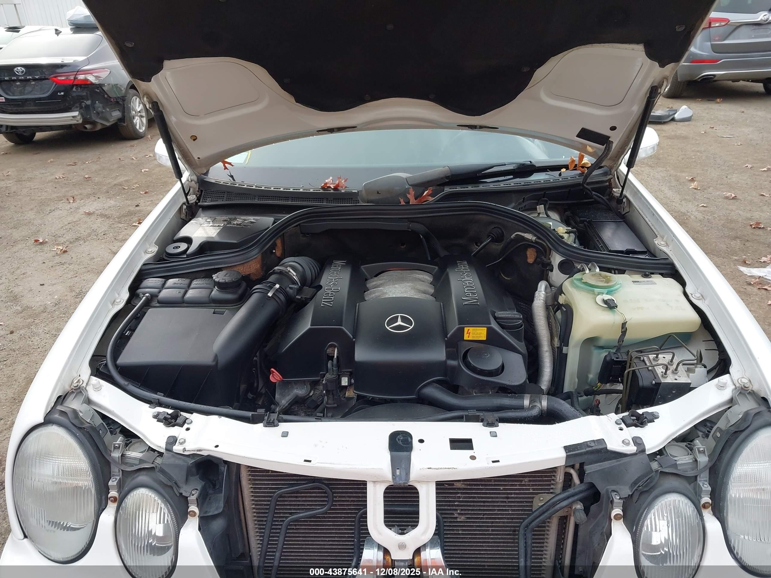 2000 Mercedes-benz Clk 320   White vin: WDBLK65G6YT047140