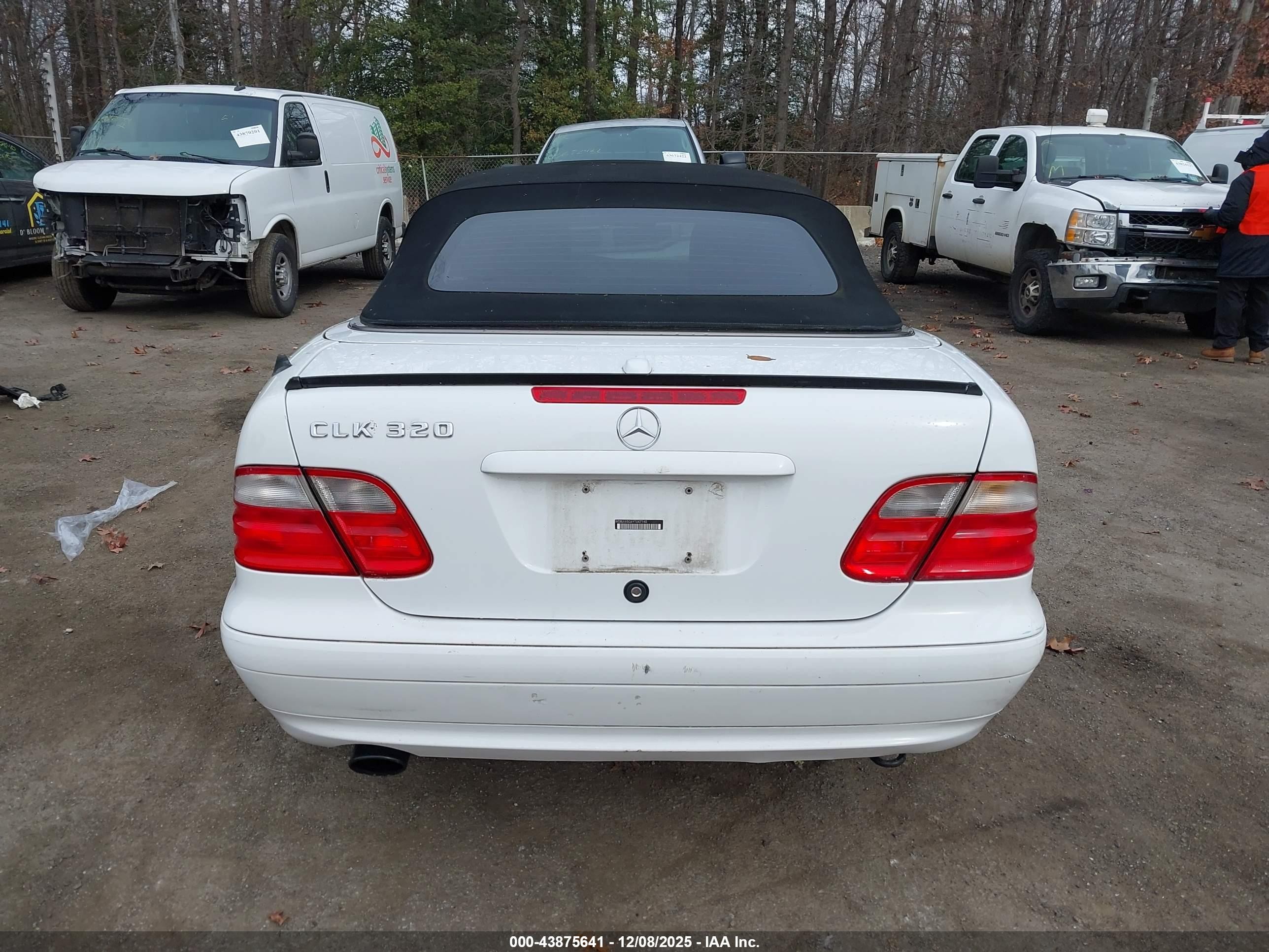 2000 Mercedes-benz Clk 320   White vin: WDBLK65G6YT047140