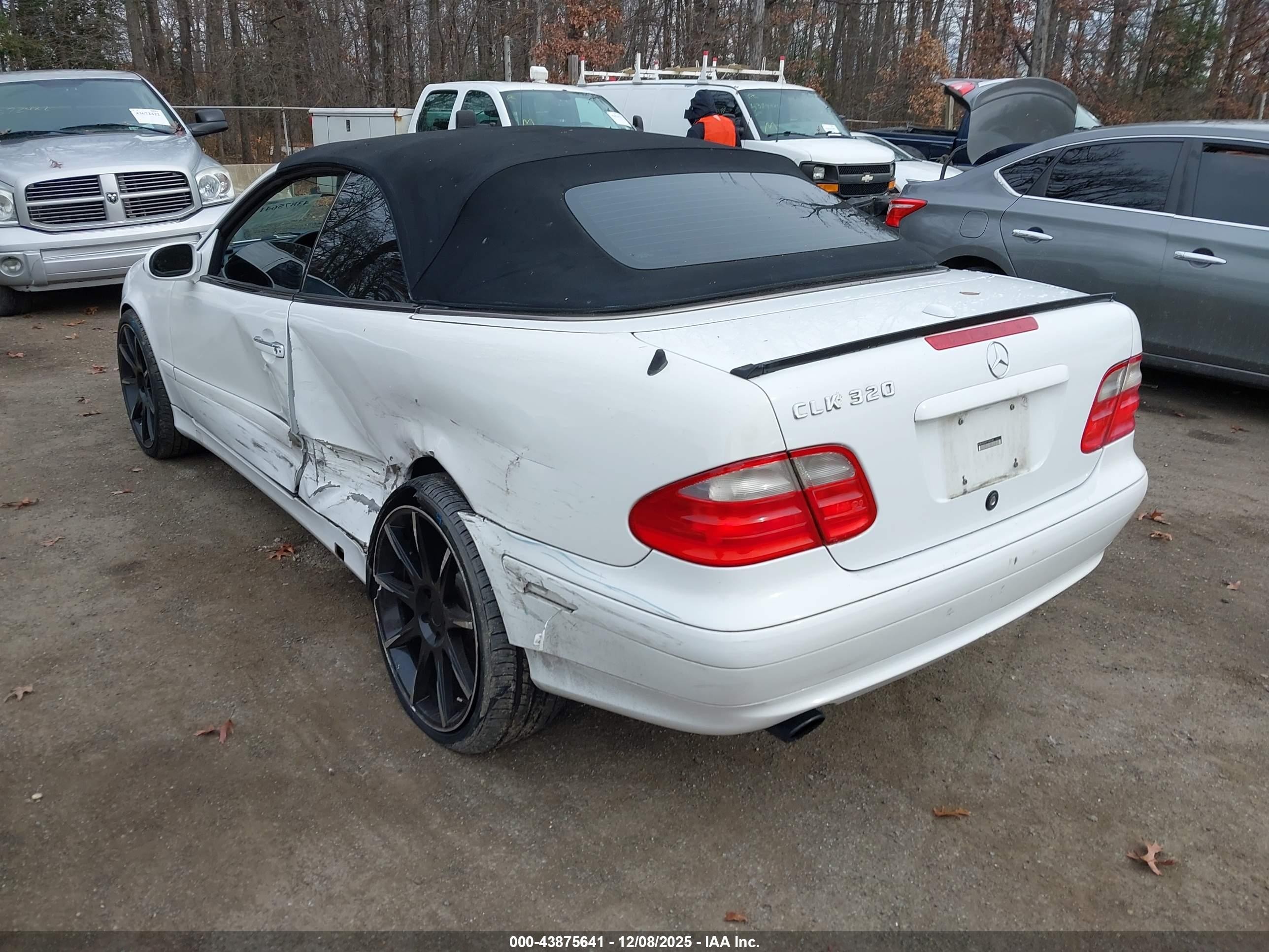 2000 Mercedes-benz Clk 320   White vin: WDBLK65G6YT047140