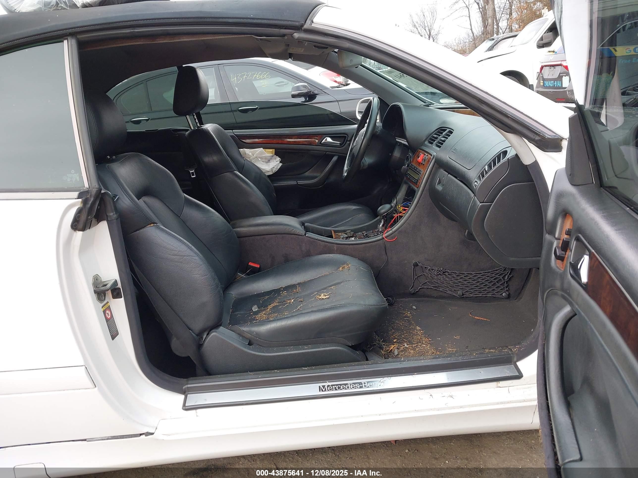 2000 Mercedes-benz Clk 320   White vin: WDBLK65G6YT047140