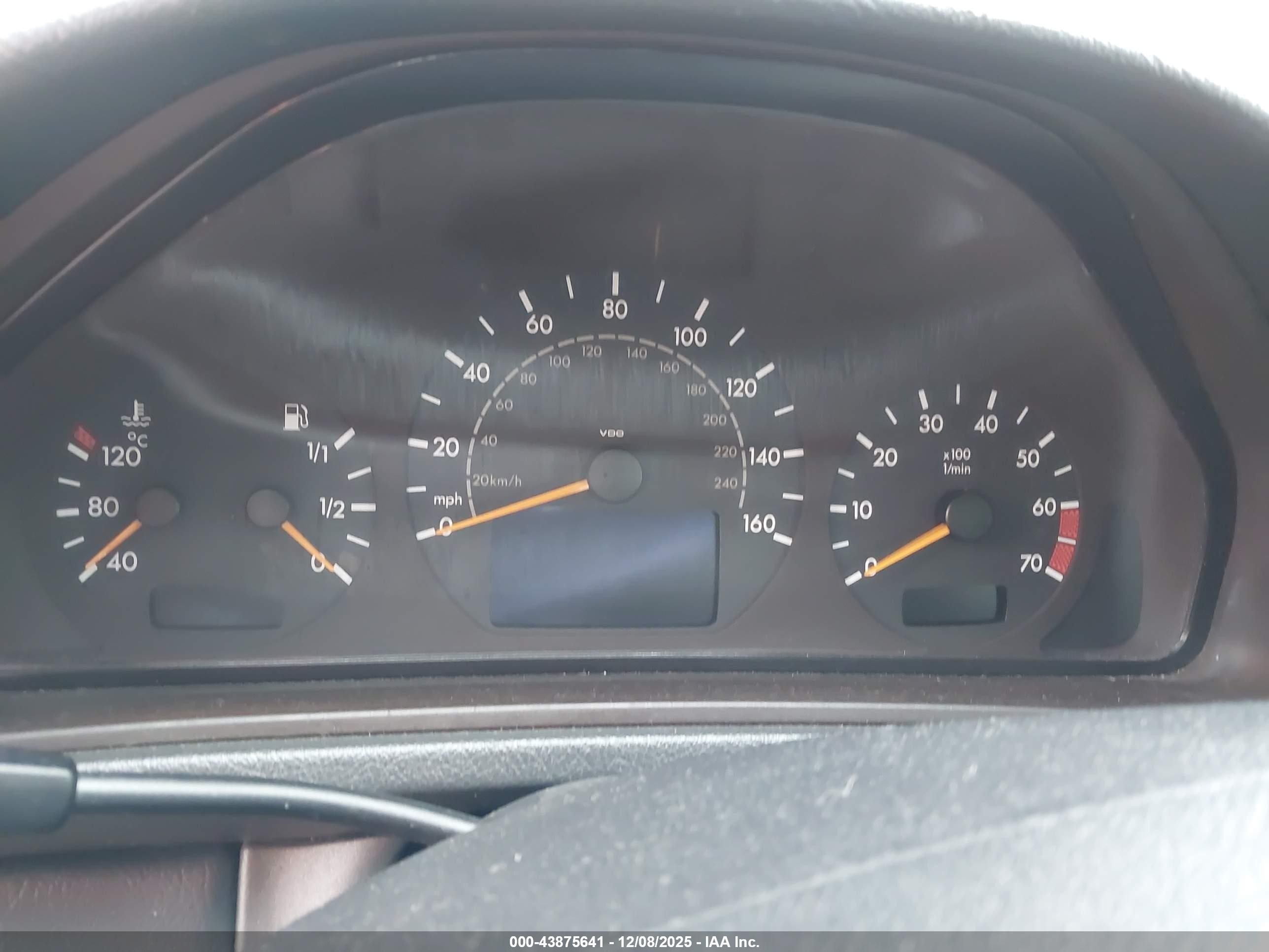 2000 Mercedes-benz Clk 320   White vin: WDBLK65G6YT047140