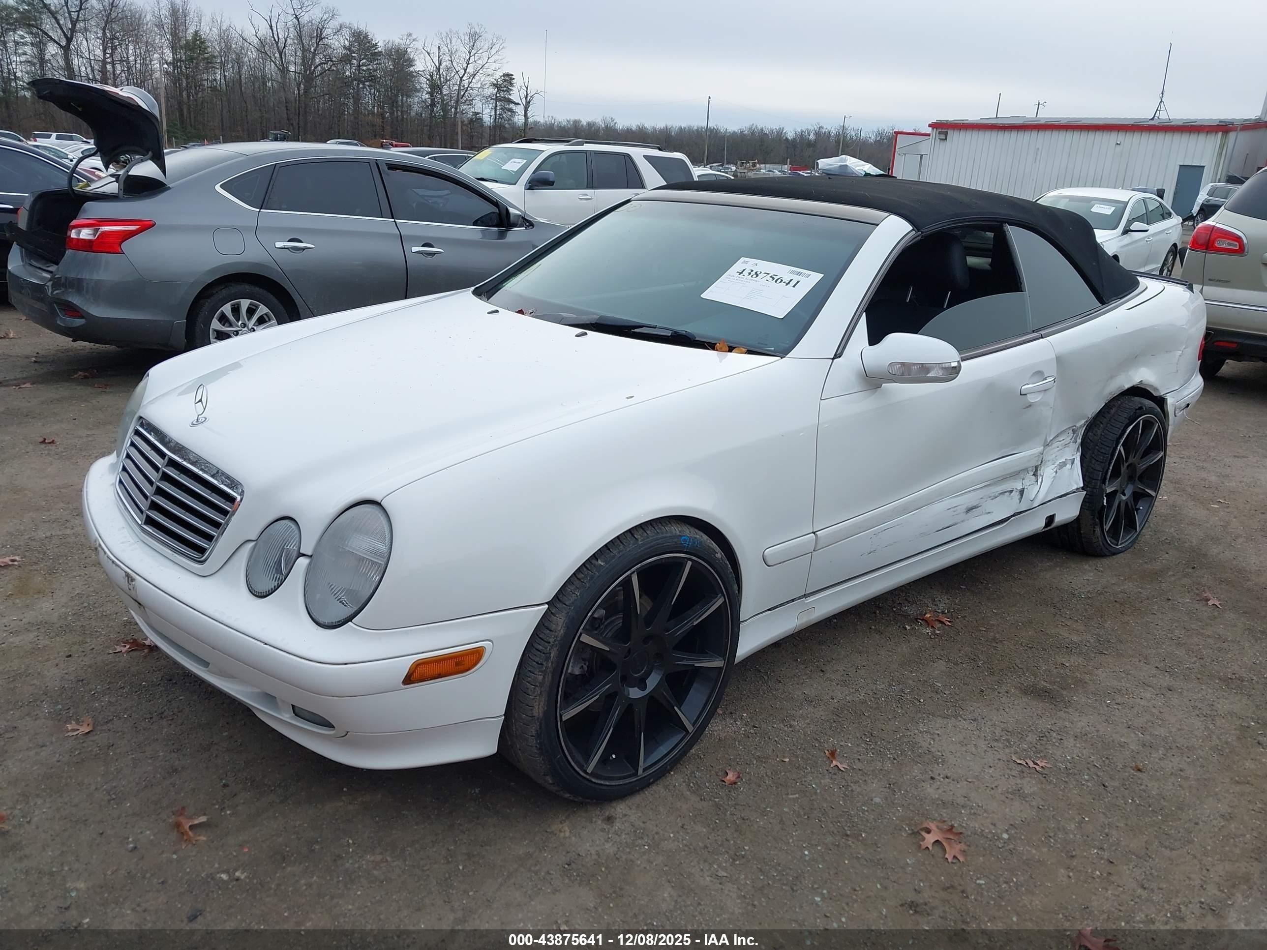 2000 Mercedes-benz Clk 320   White vin: WDBLK65G6YT047140