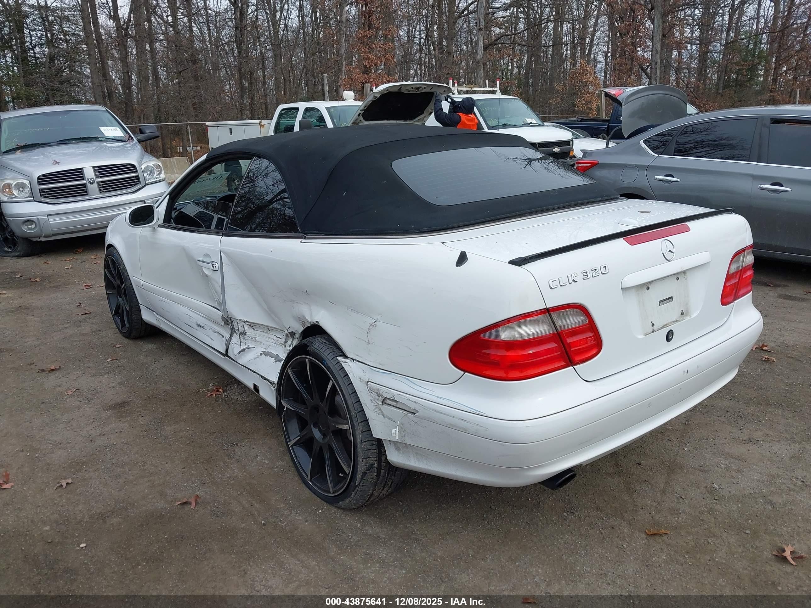 2000 Mercedes-benz Clk 320   White vin: WDBLK65G6YT047140
