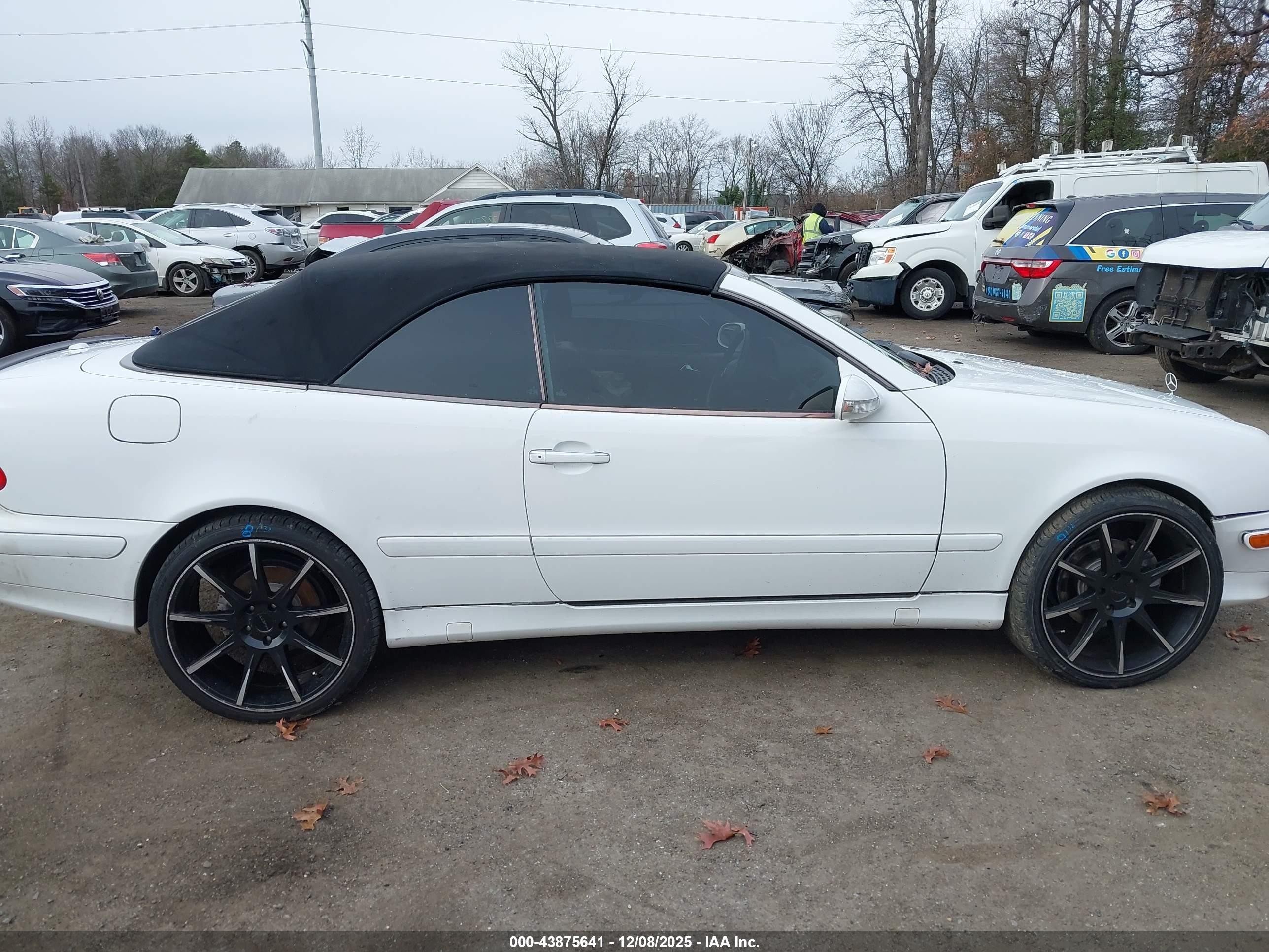 2000 Mercedes-benz Clk 320   White vin: WDBLK65G6YT047140