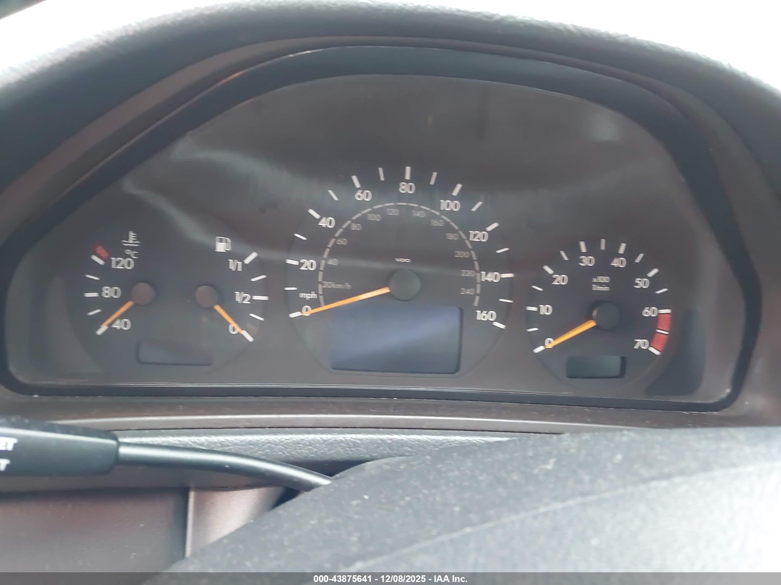 2000 Mercedes-benz Clk 320   White vin: WDBLK65G6YT047140