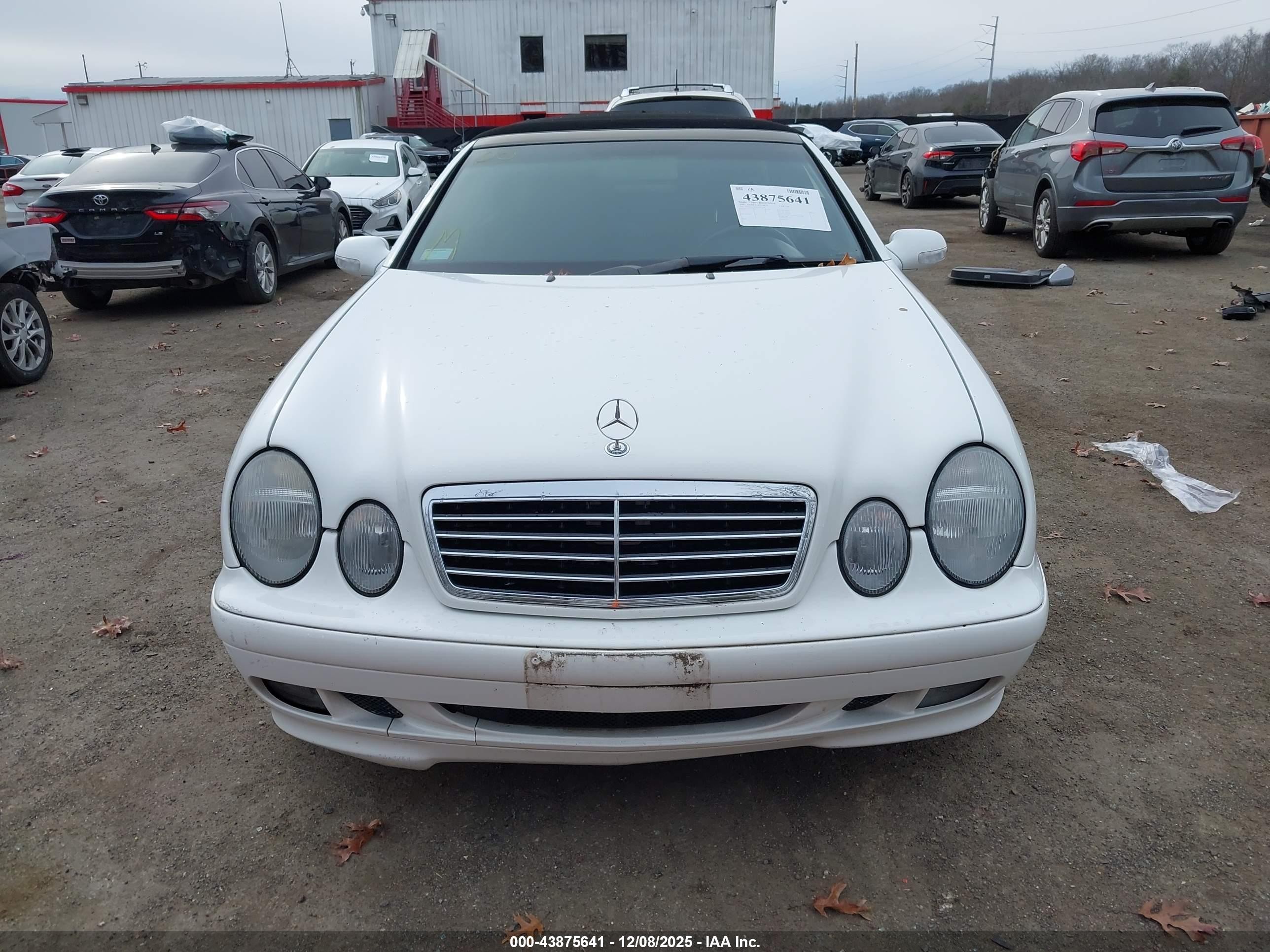 2000 Mercedes-benz Clk 320   White vin: WDBLK65G6YT047140