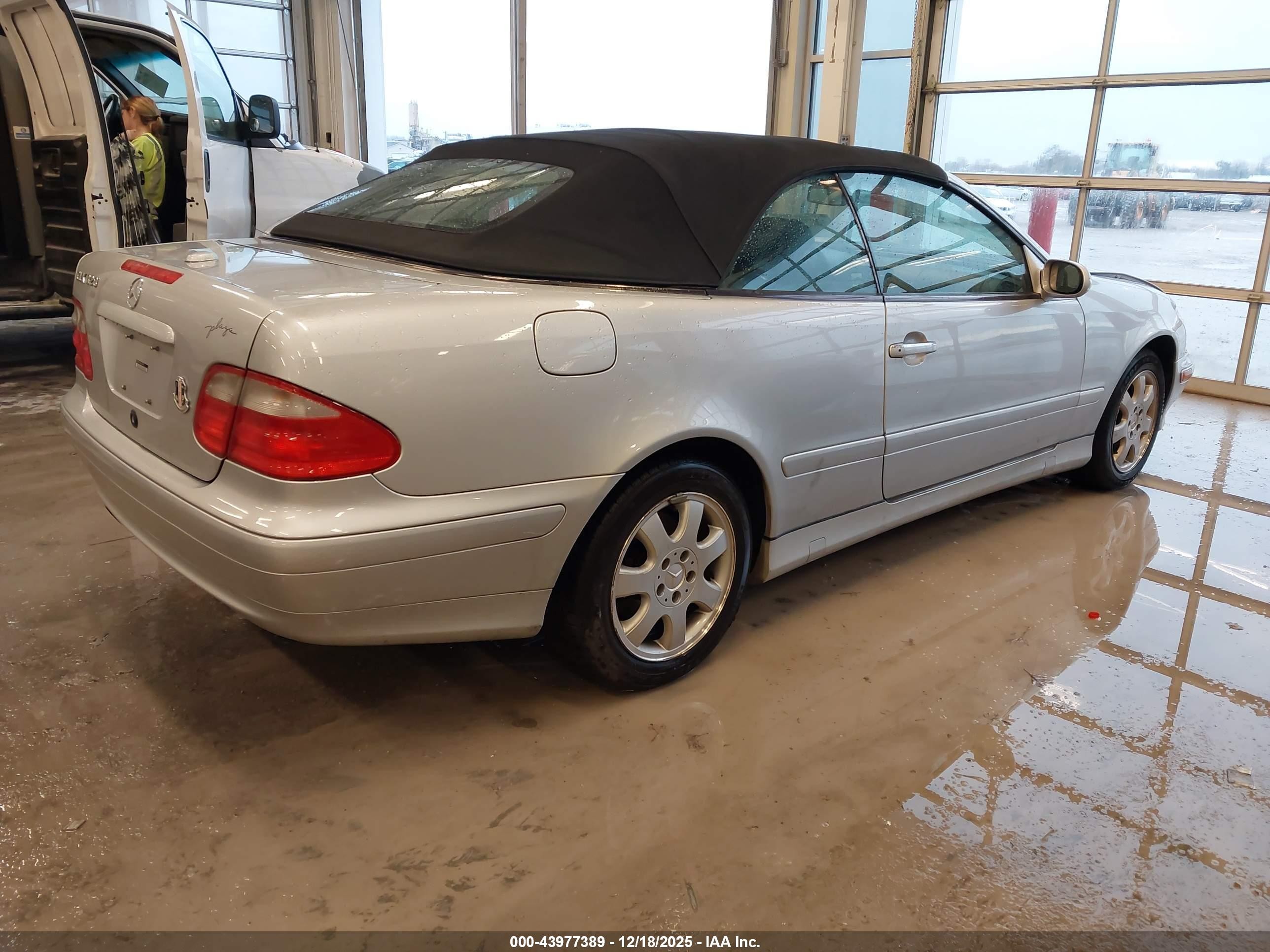 2000 Mercedes-benz Clk 320   Silver vin: WDBLK65GXYT044242