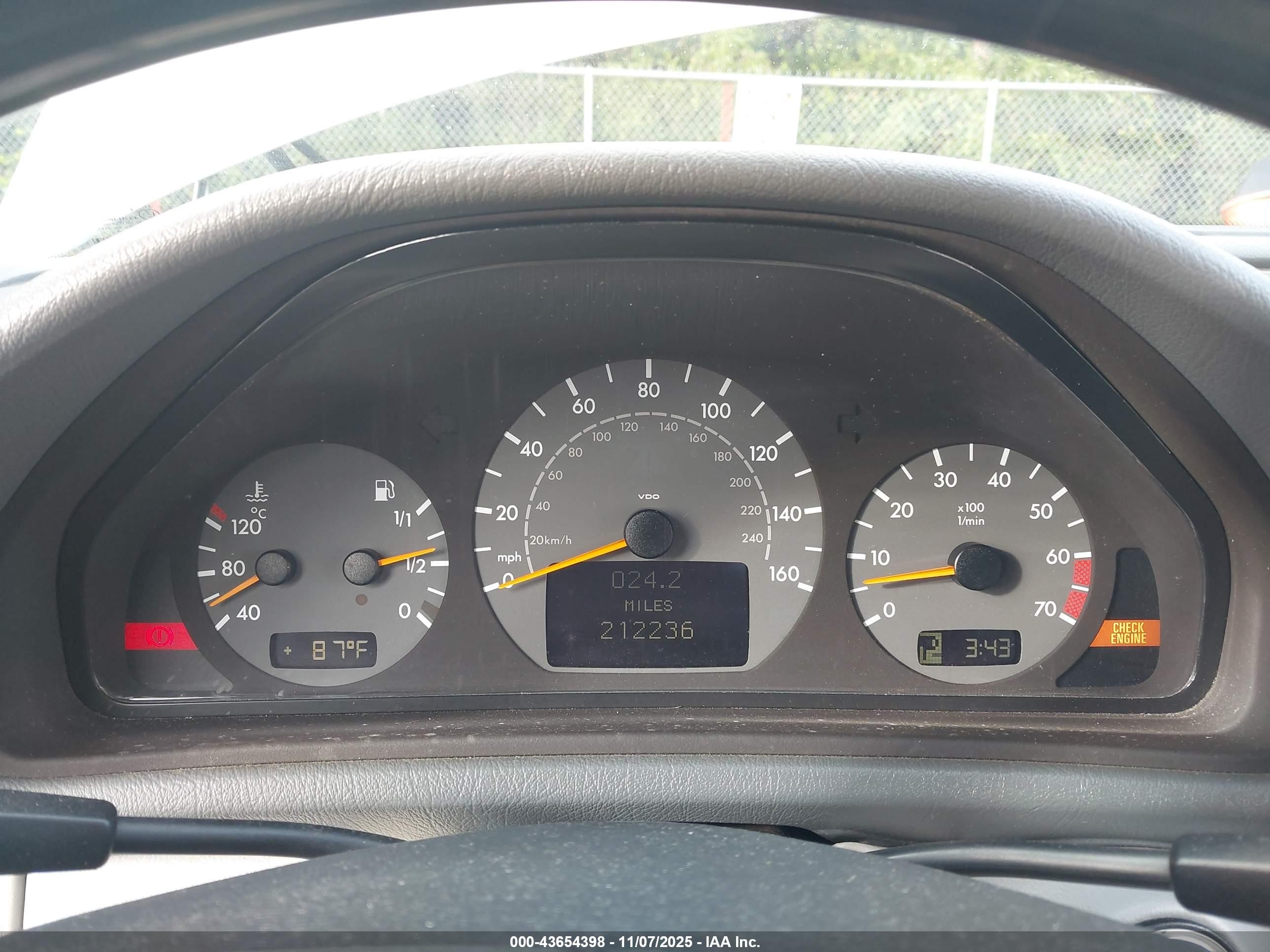 2000 Mercedes-benz Clk 430 White vin: WDBLK70GXYT044111