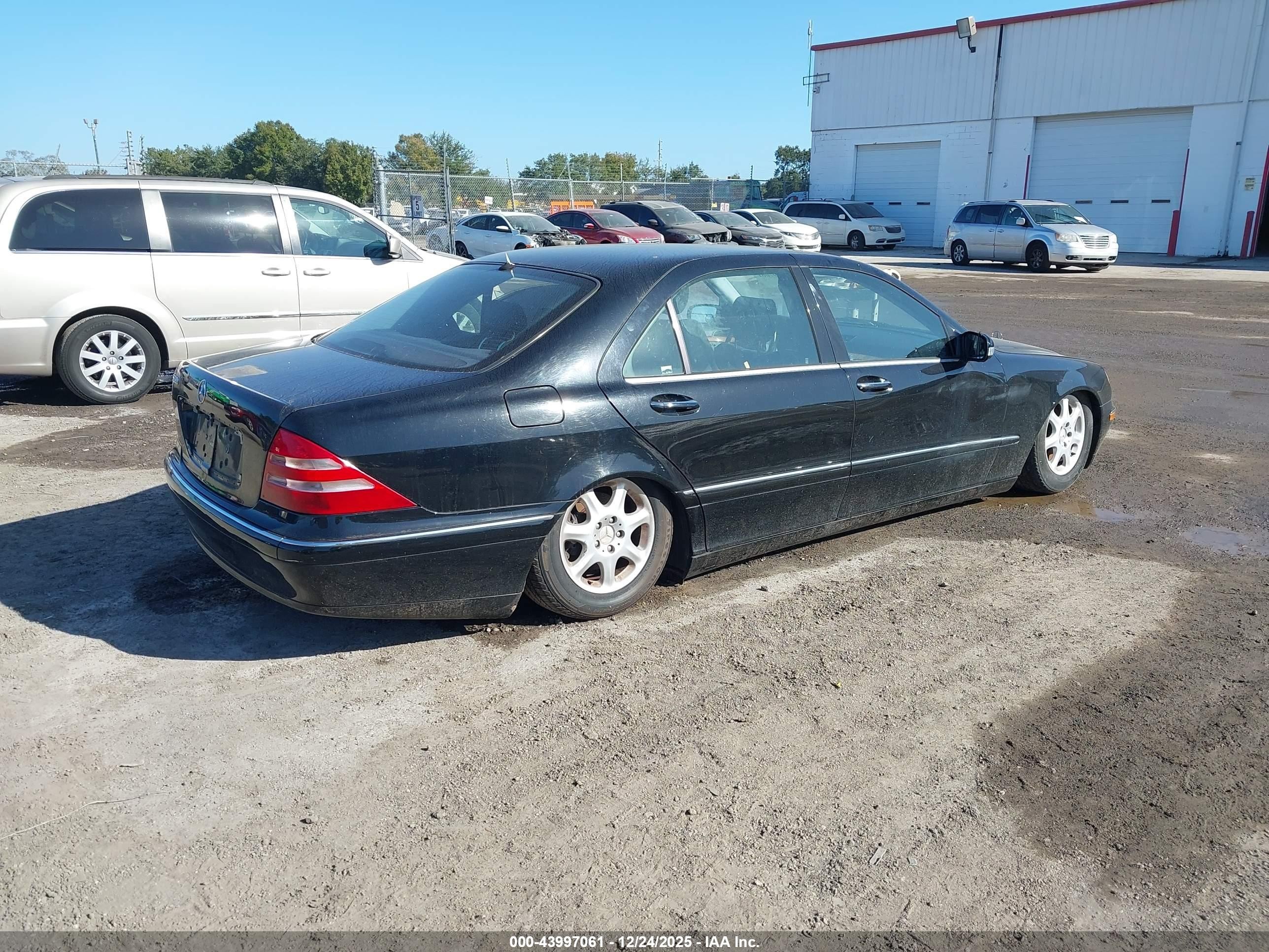 2000 Mercedes-benz S 500   Black vin: WDBNG75J4YA041831