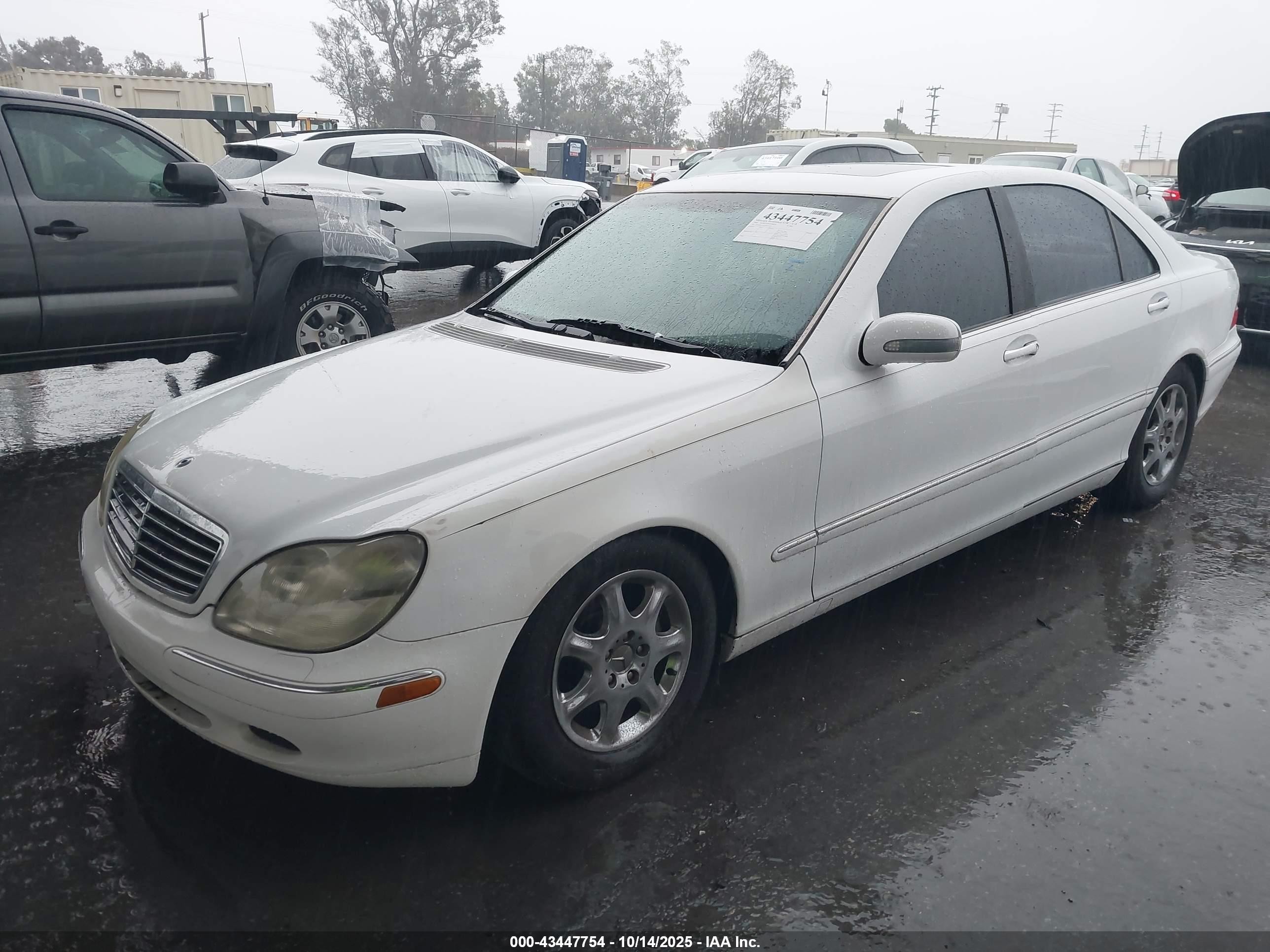 2000 Mercedes-benz S 500   White vin: WDBNG75J6YA071512
