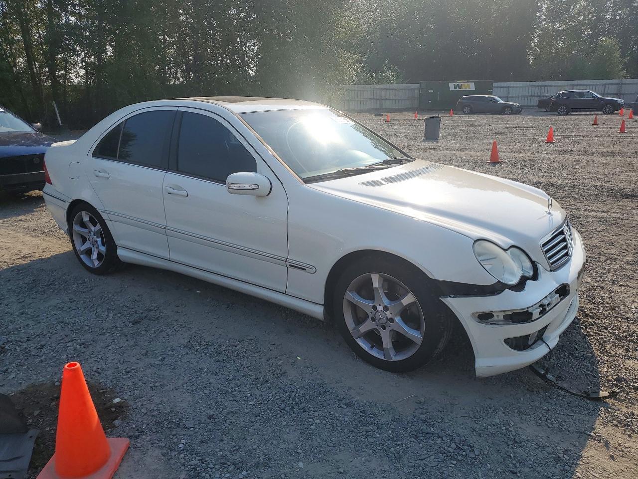 2007 Mercedes-benz C 230 White vin: WDBRF52H07F863571