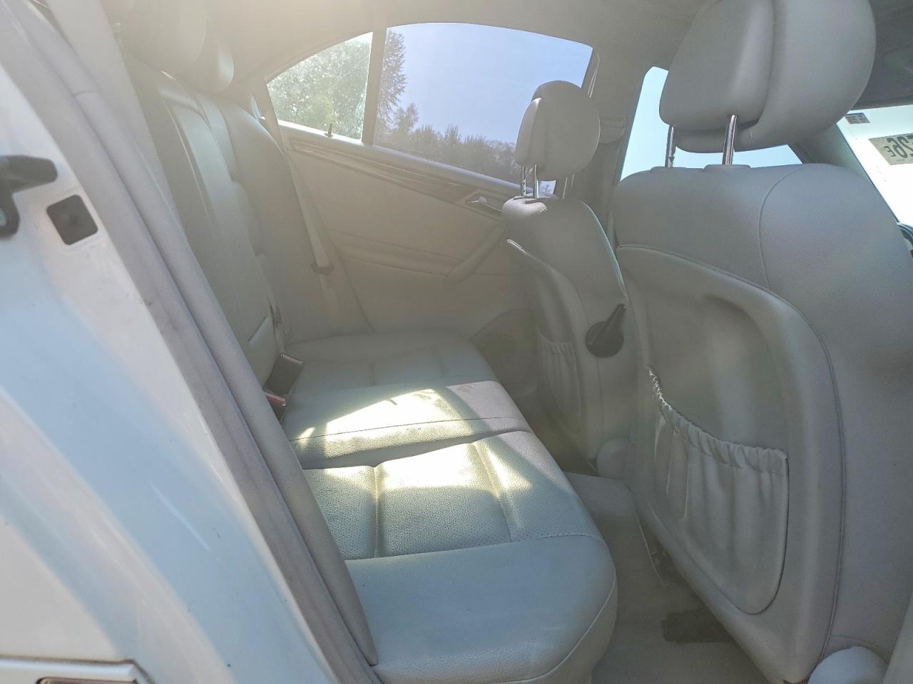 2007 Mercedes-benz C 230 White vin: WDBRF52H07F863571