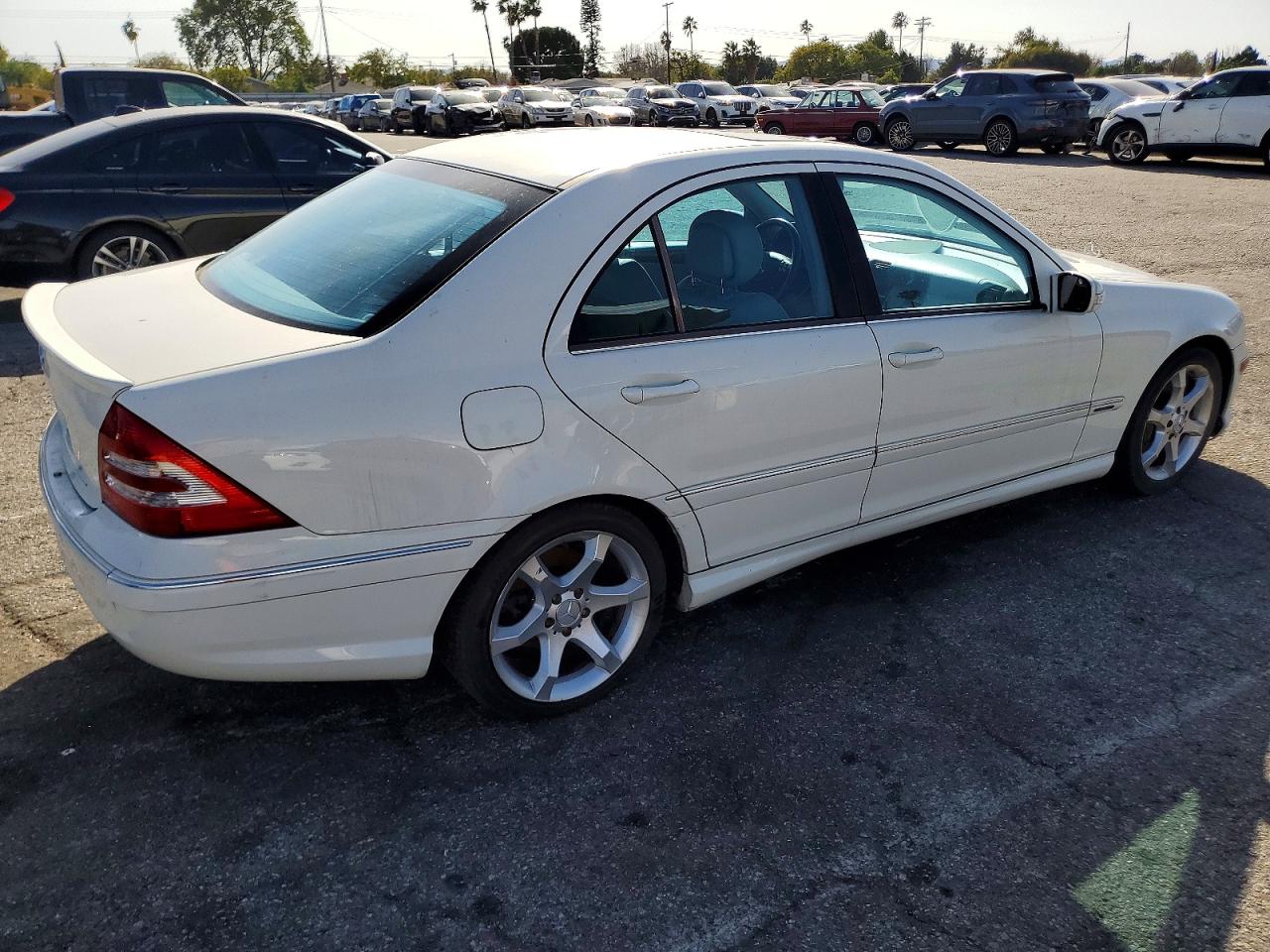 2007 Mercedes-benz C 230 White vin: WDBRF52H37F909152