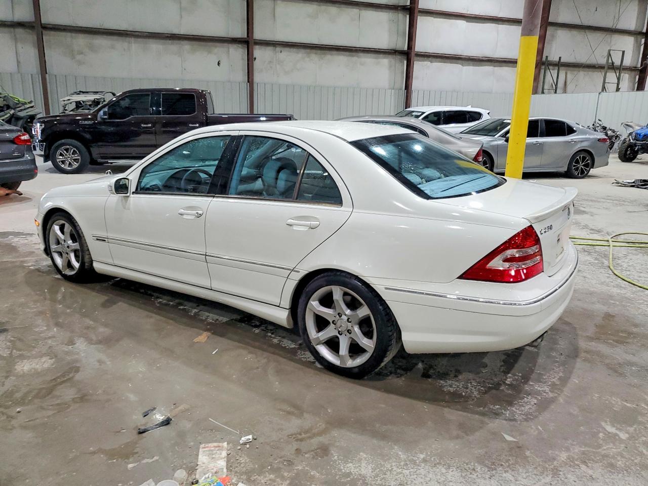 2007 Mercedes-benz C 230 White vin: WDBRF52H47F927935