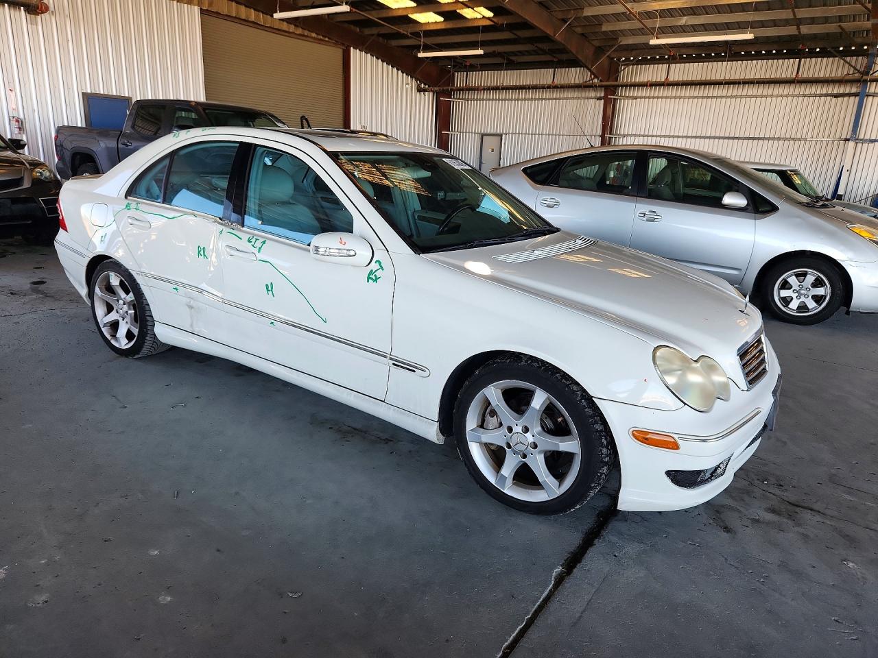 2007 Mercedes-benz C 230 White vin: WDBRF52H67F905208