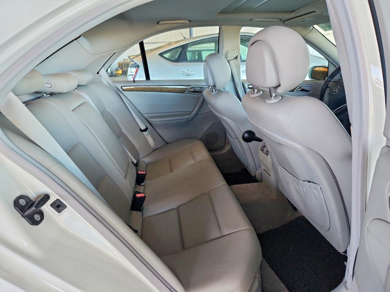 2007 Mercedes-benz C 230 White vin: WDBRF52H67F905208