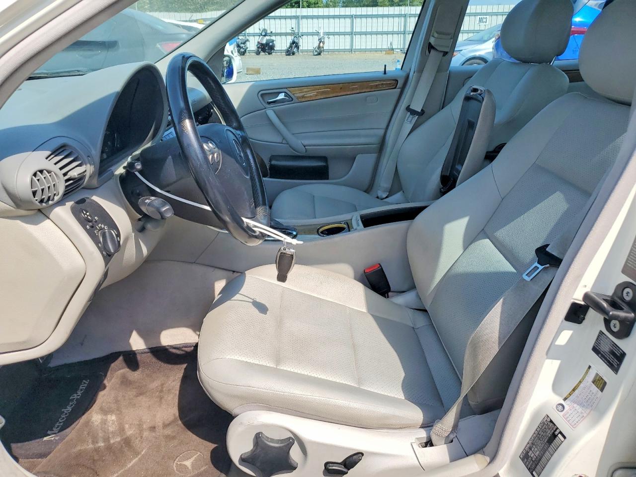 2007 Mercedes-benz C 230 White vin: WDBRF52H97F911682