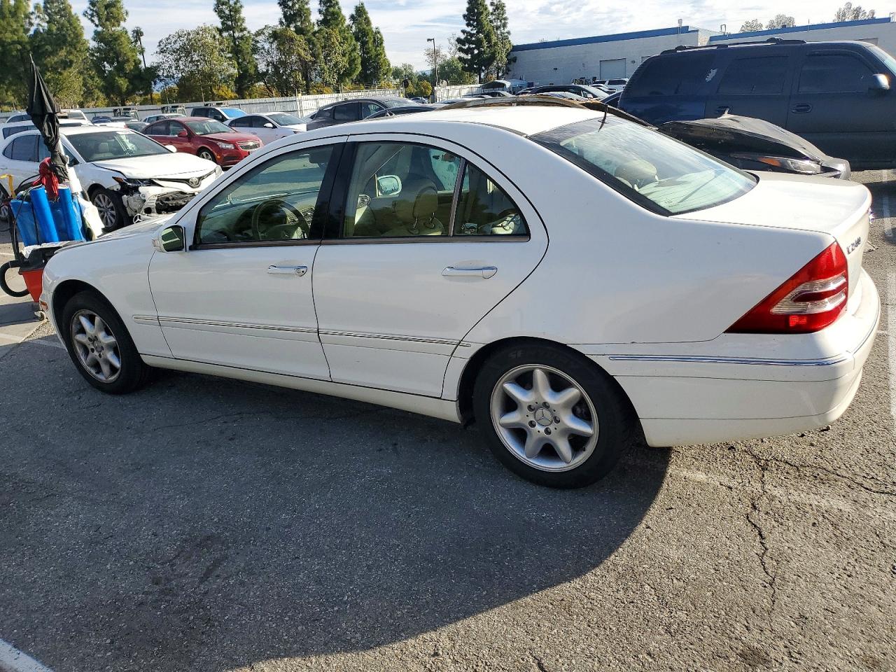 2002 Mercedes-benz C 240 White vin: WDBRF61J02F272143