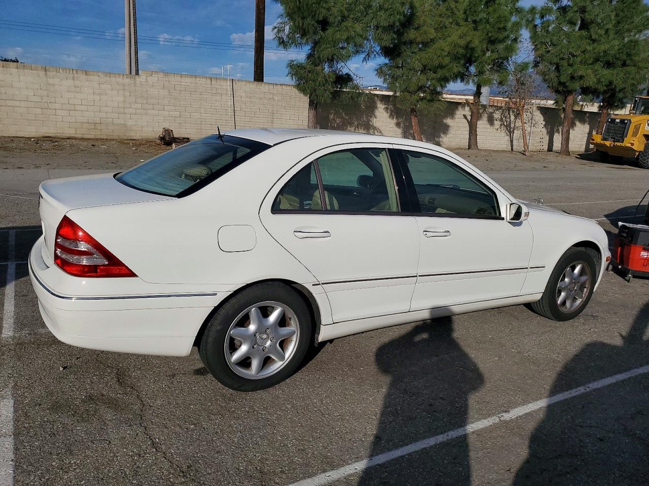 2002 Mercedes-benz C 240 White vin: WDBRF61J02F272143