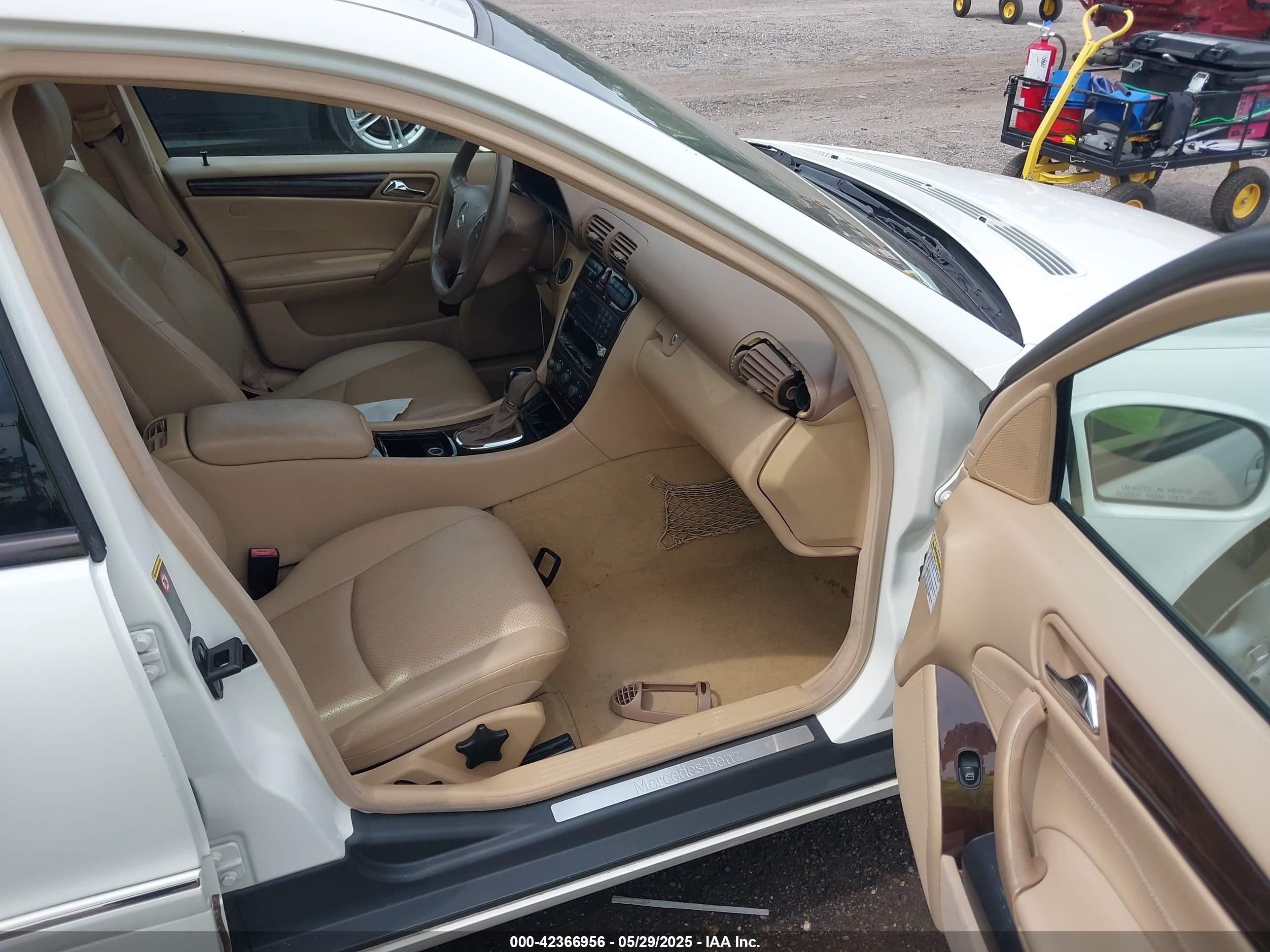 2003 Mercedes-benz C 240   White vin: WDBRF61J33E013475