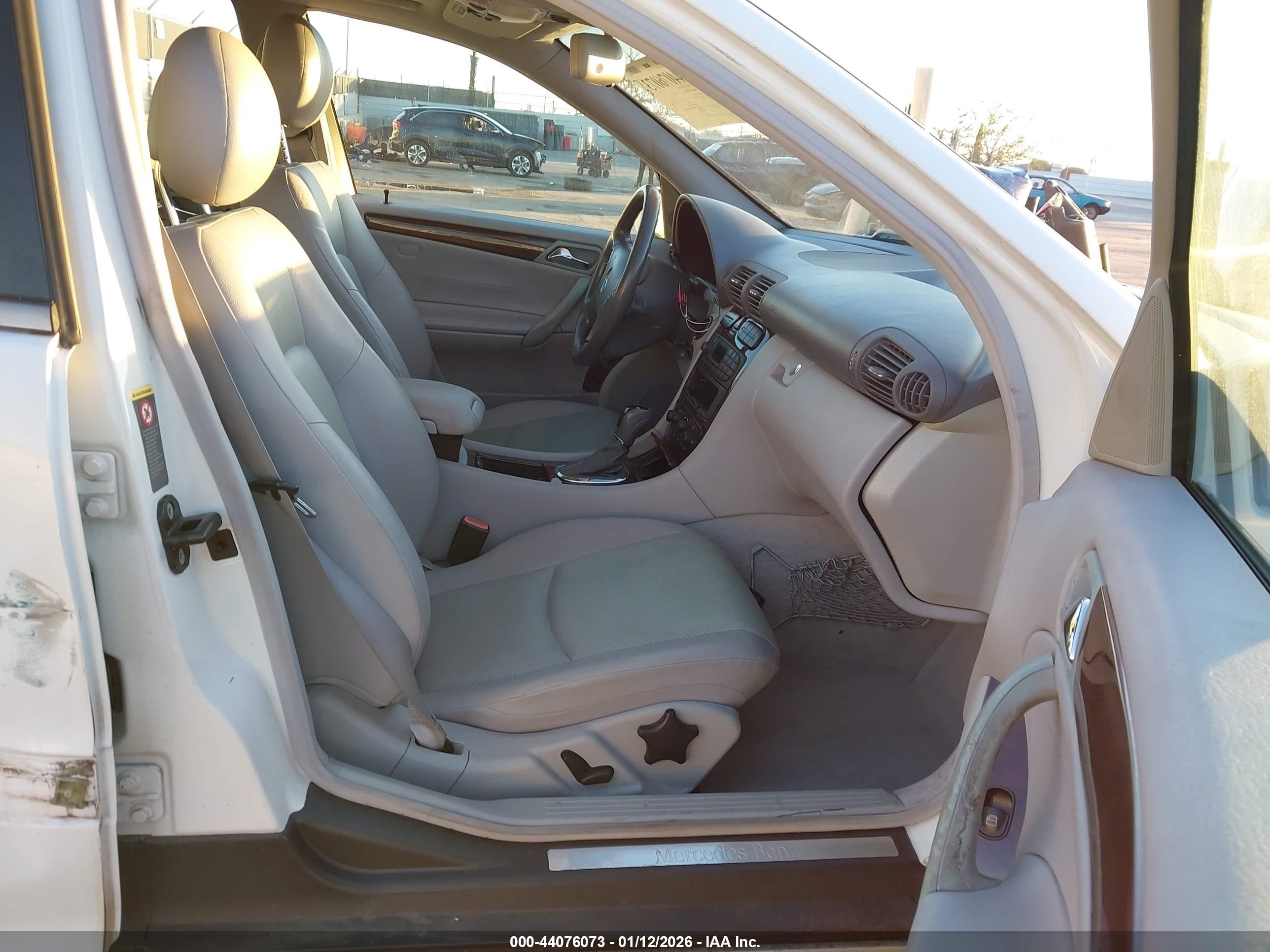 2004 Mercedes-benz C 240   White vin: WDBRF61J34A576616