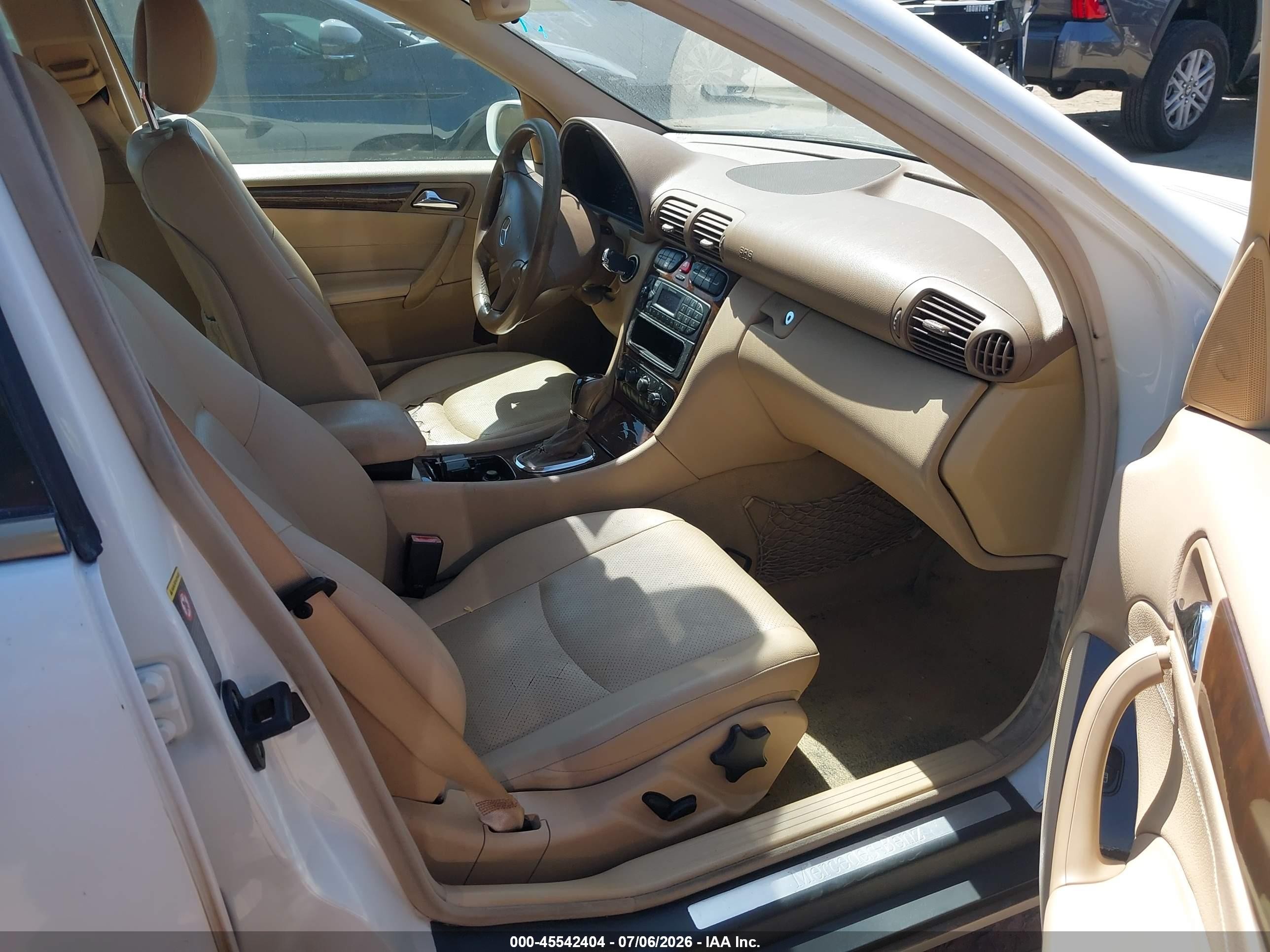 2003 Mercedes-benz C 240   White vin: WDBRF61J53E012876