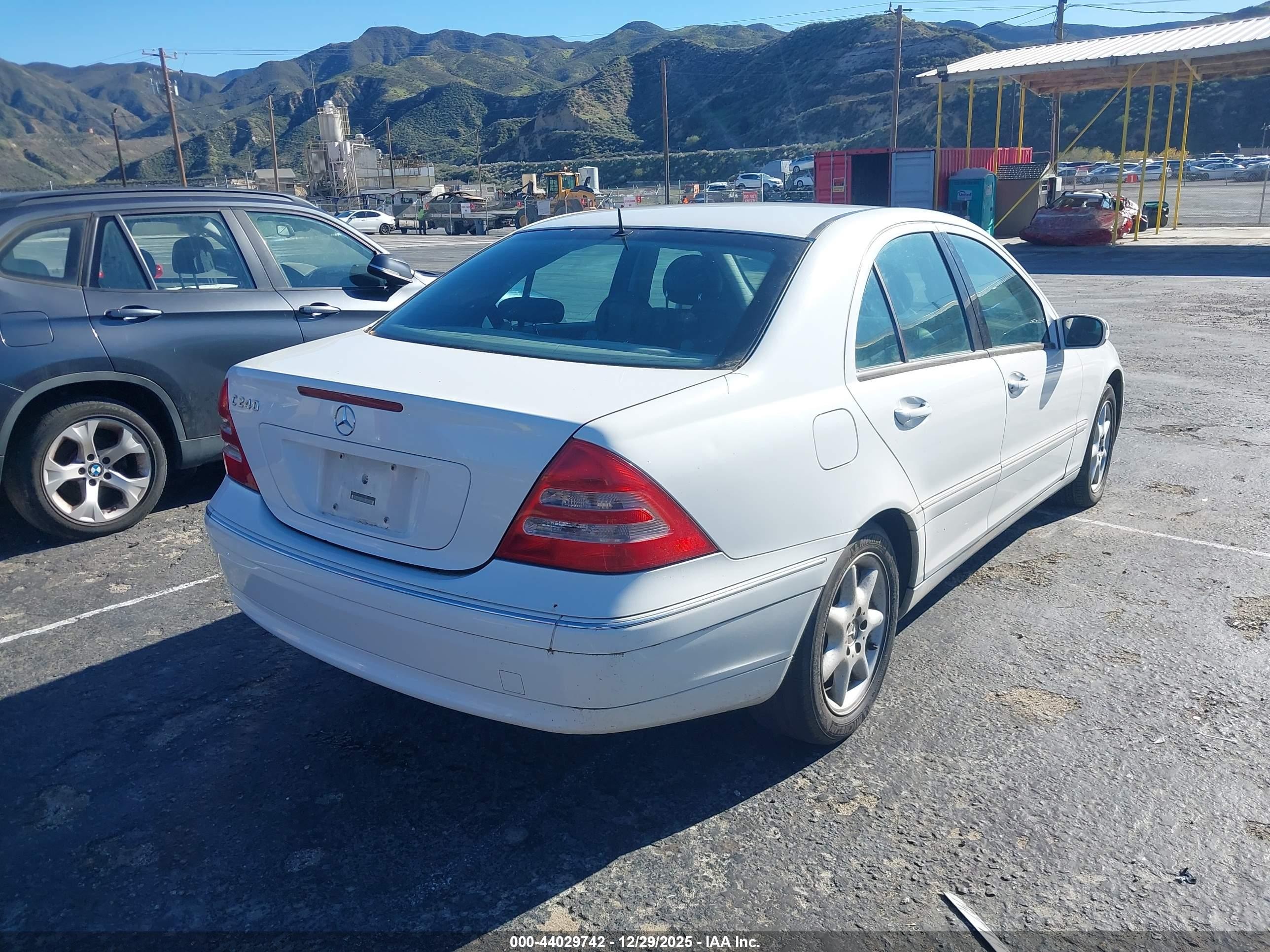 2001 Mercedes-benz C 240   White vin: WDBRF61J81F070262