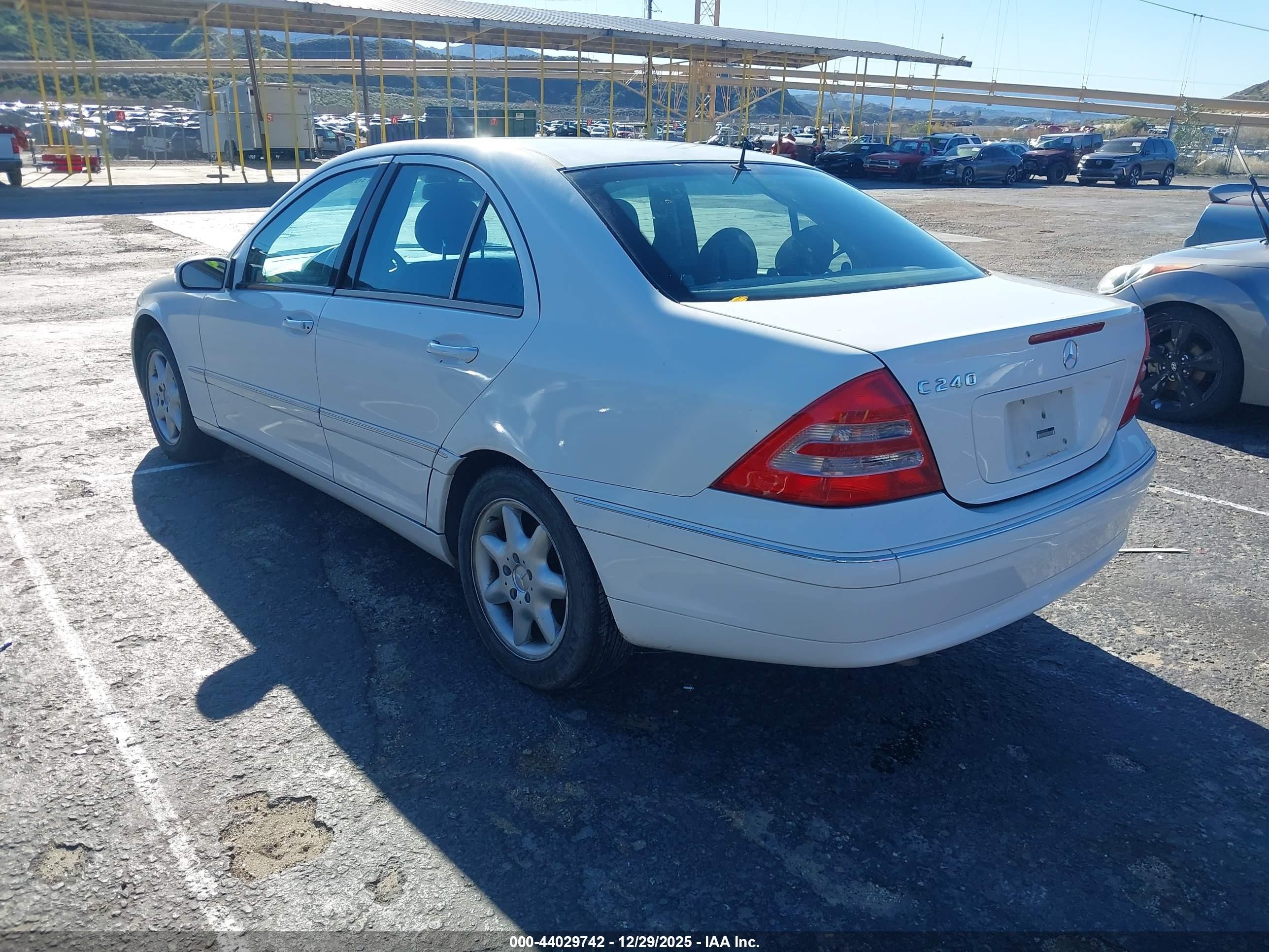 2001 Mercedes-benz C 240   White vin: WDBRF61J81F070262