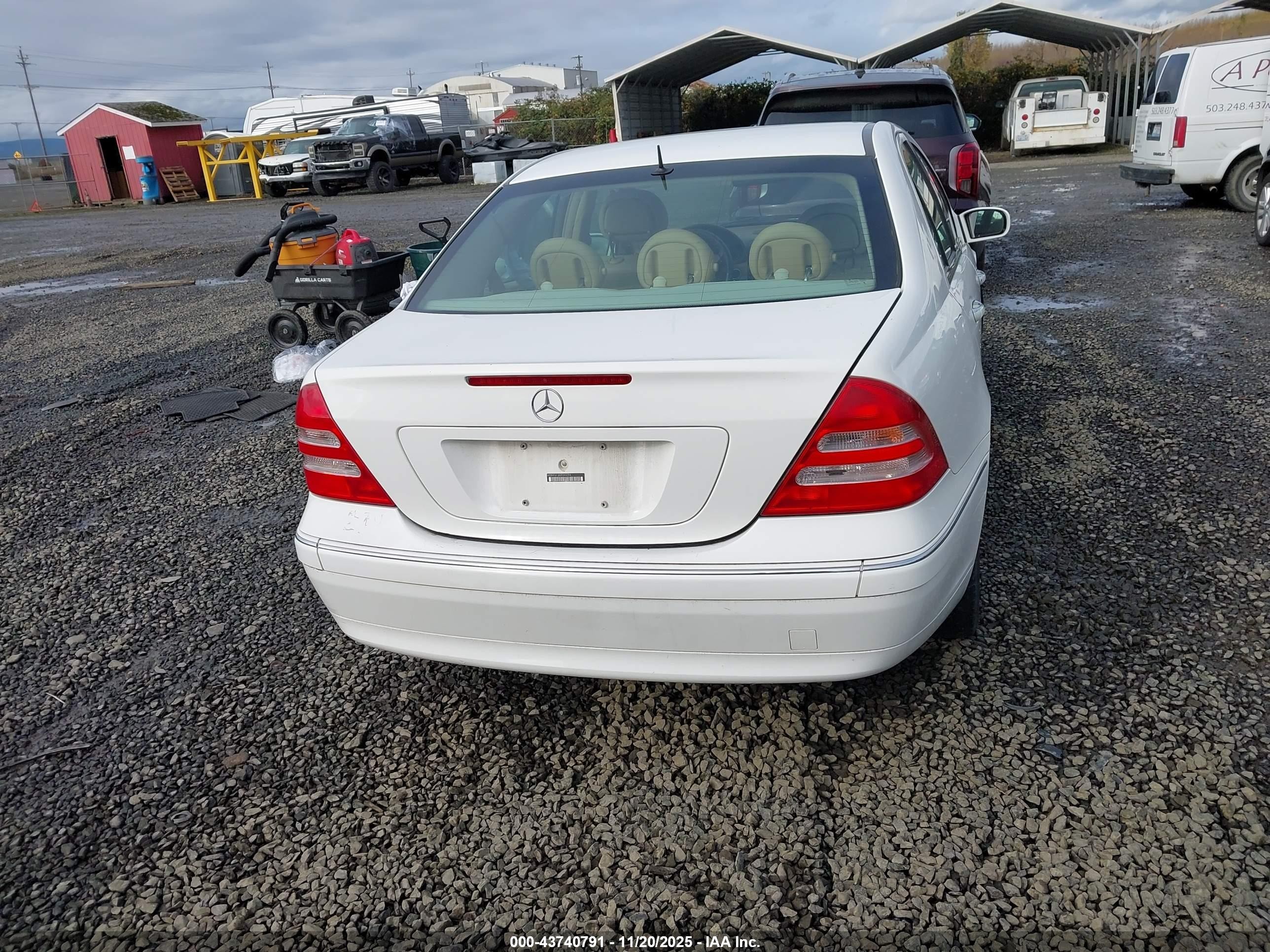 2002 Mercedes-benz C 240   White vin: WDBRF61J82F243294