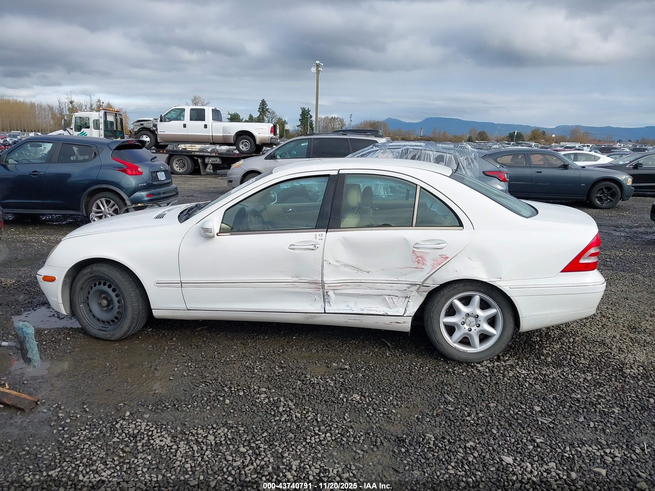 2002 Mercedes-benz C 240   White vin: WDBRF61J82F243294