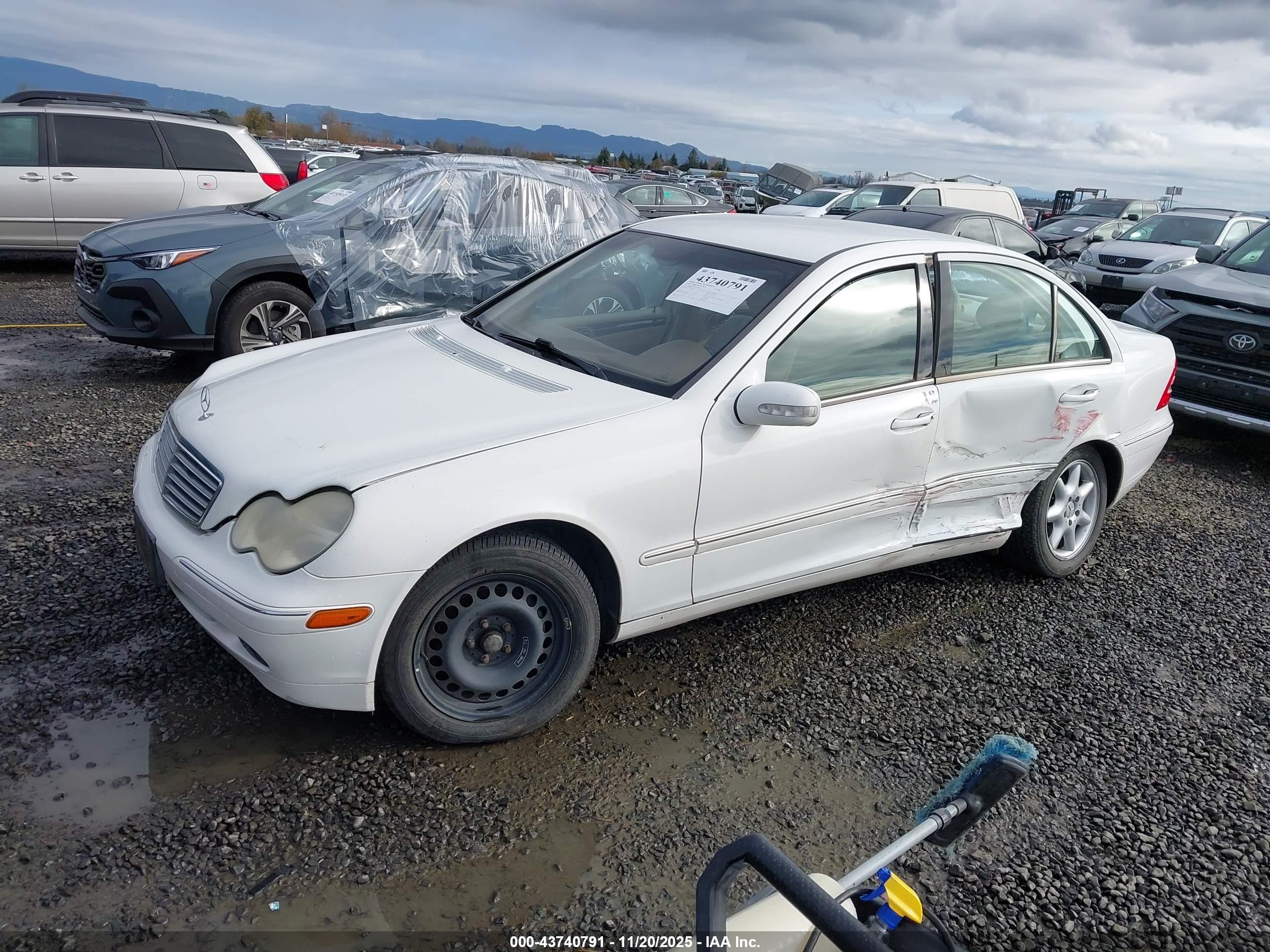 2002 Mercedes-benz C 240   White vin: WDBRF61J82F243294