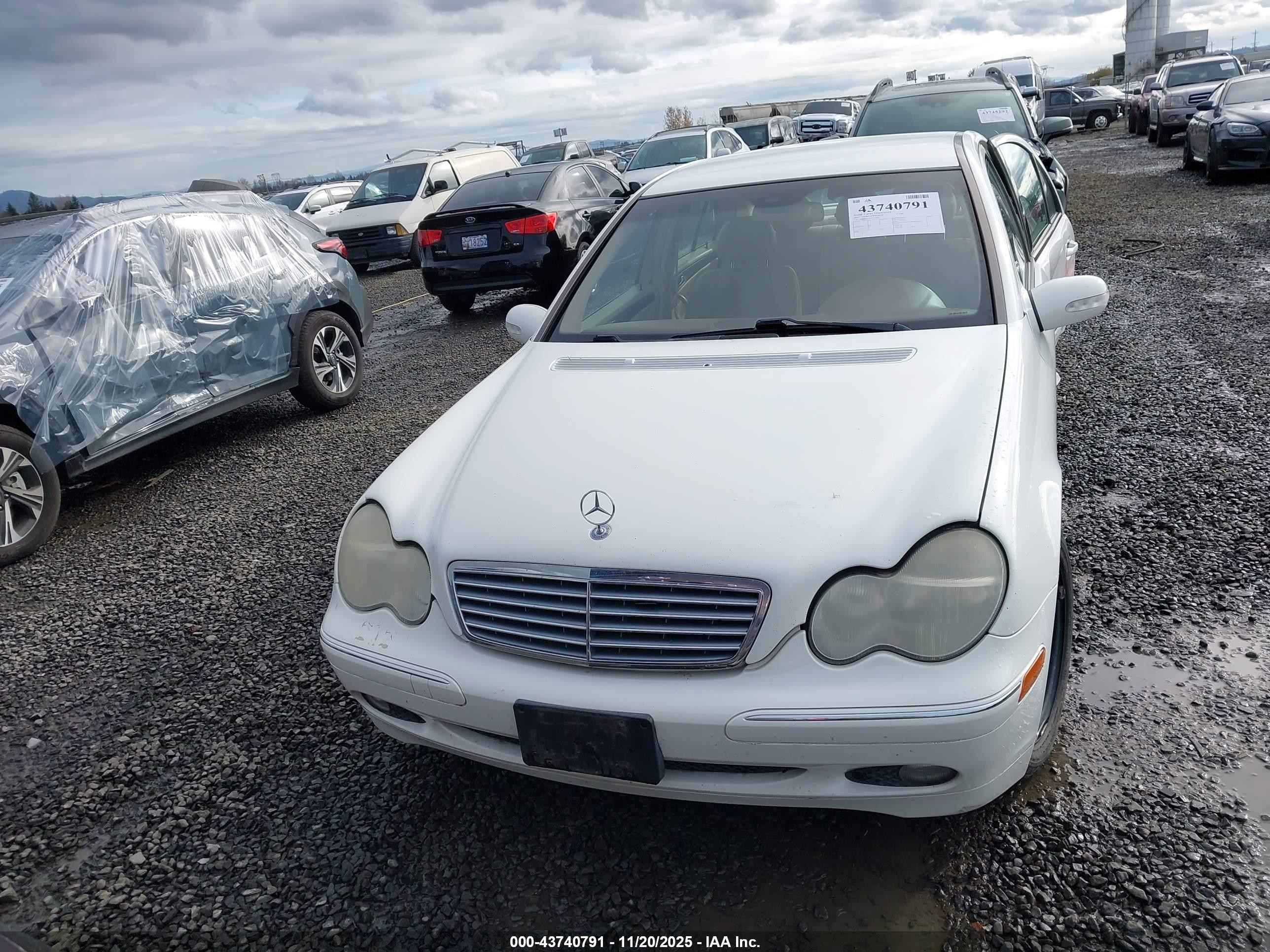 2002 Mercedes-benz C 240   White vin: WDBRF61J82F243294