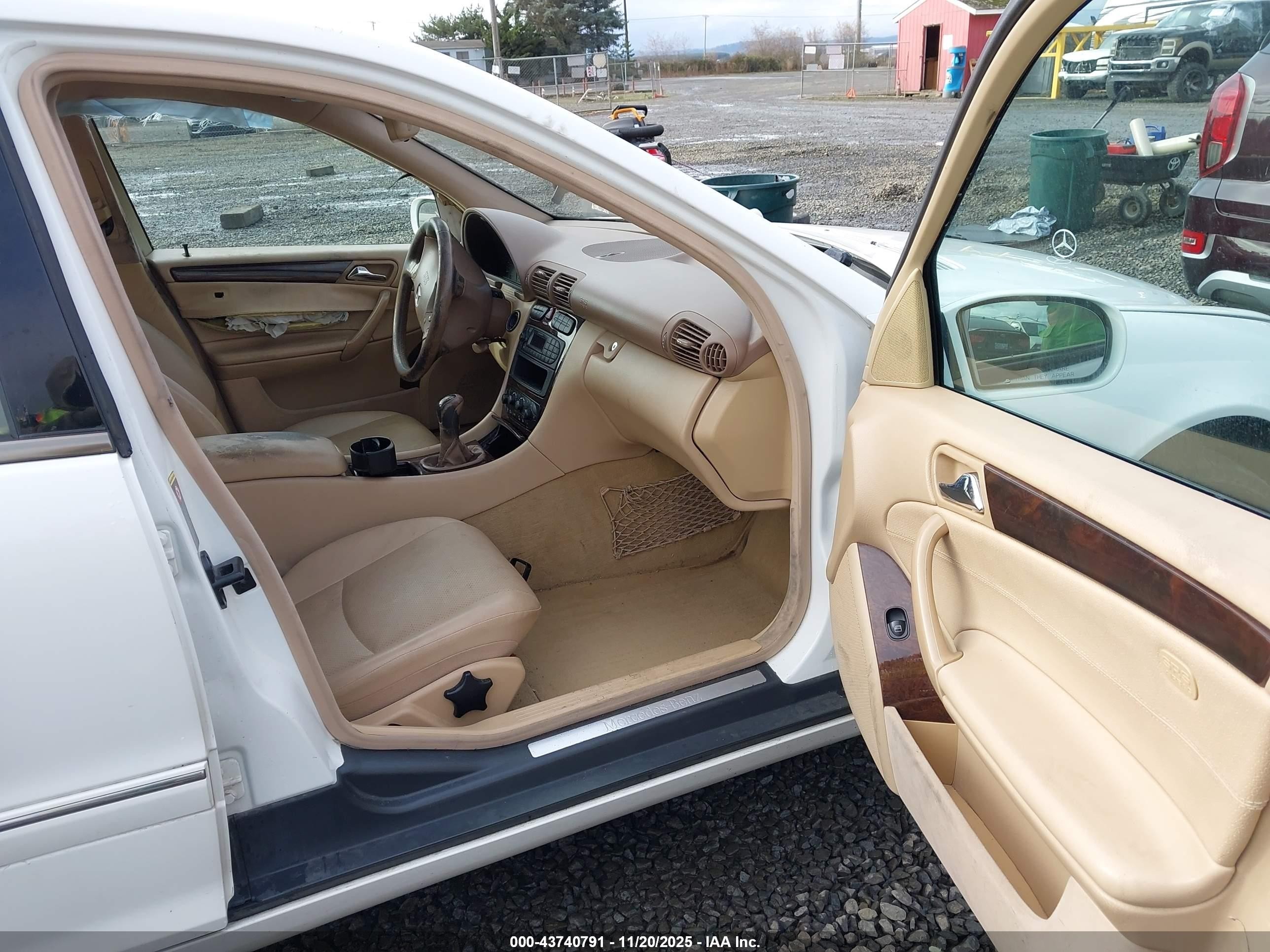 2002 Mercedes-benz C 240   White vin: WDBRF61J82F243294
