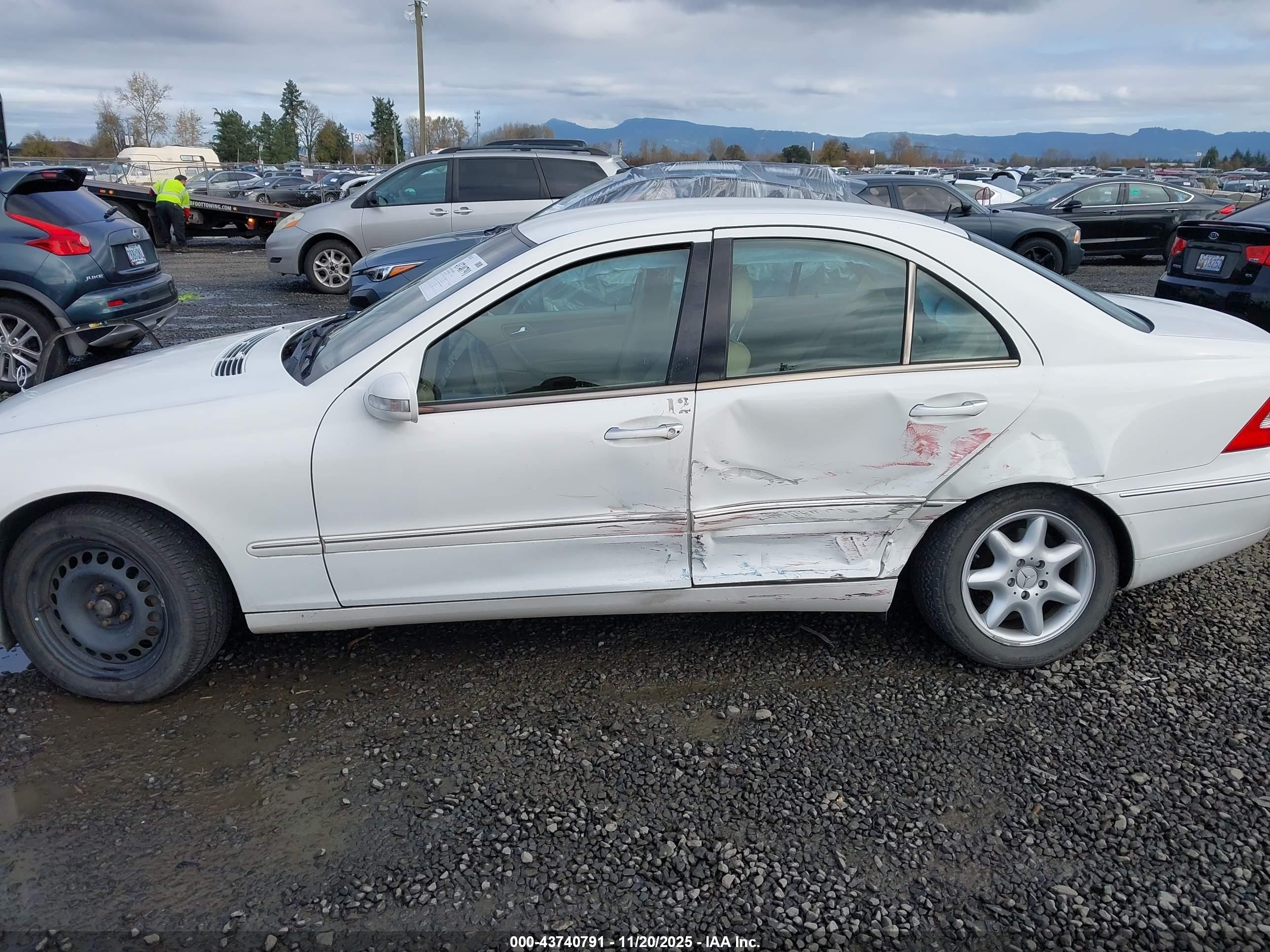 2002 Mercedes-benz C 240   White vin: WDBRF61J82F243294