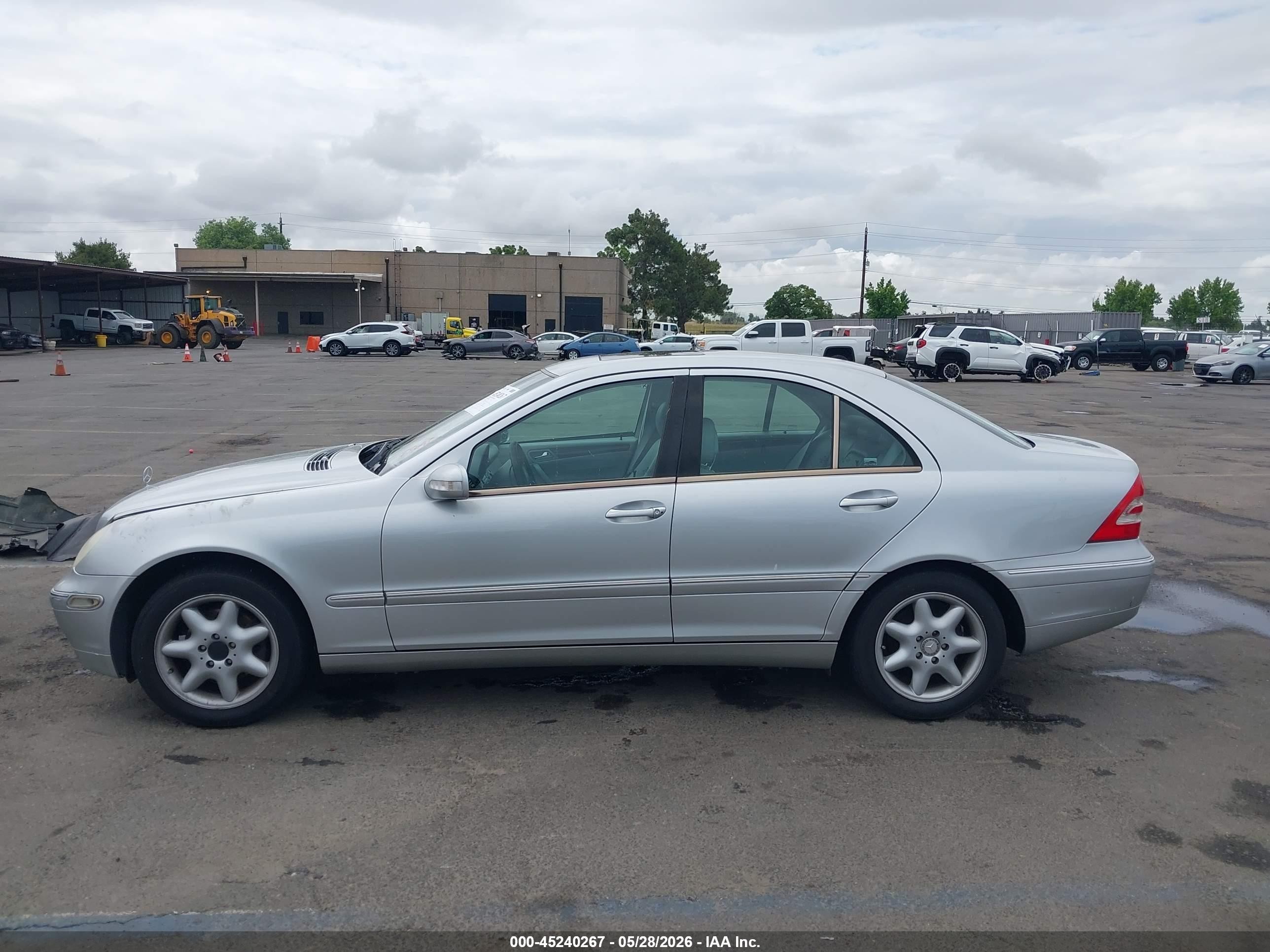 2004 Mercedes-benz C 240   Серебряный vin: WDBRF61J84F550631