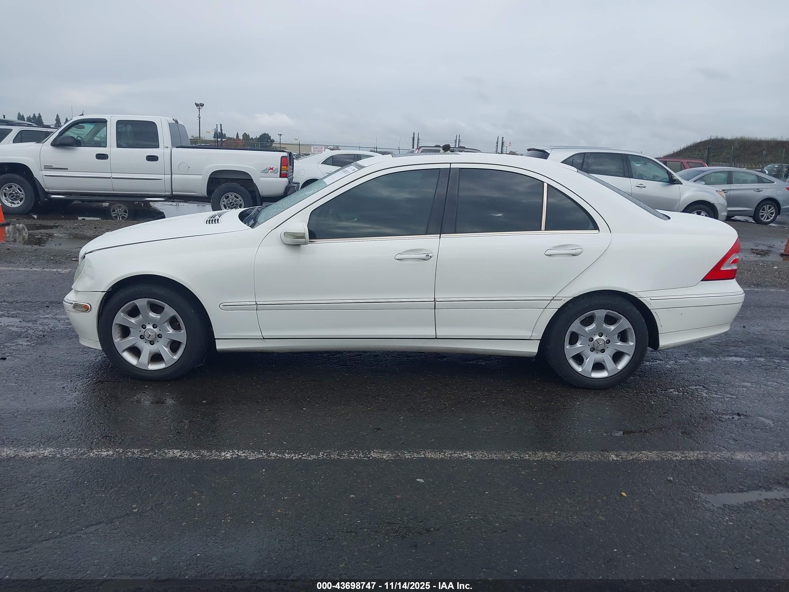 2005 Mercedes-benz C 240 Luxury White vin: WDBRF61J85F576261