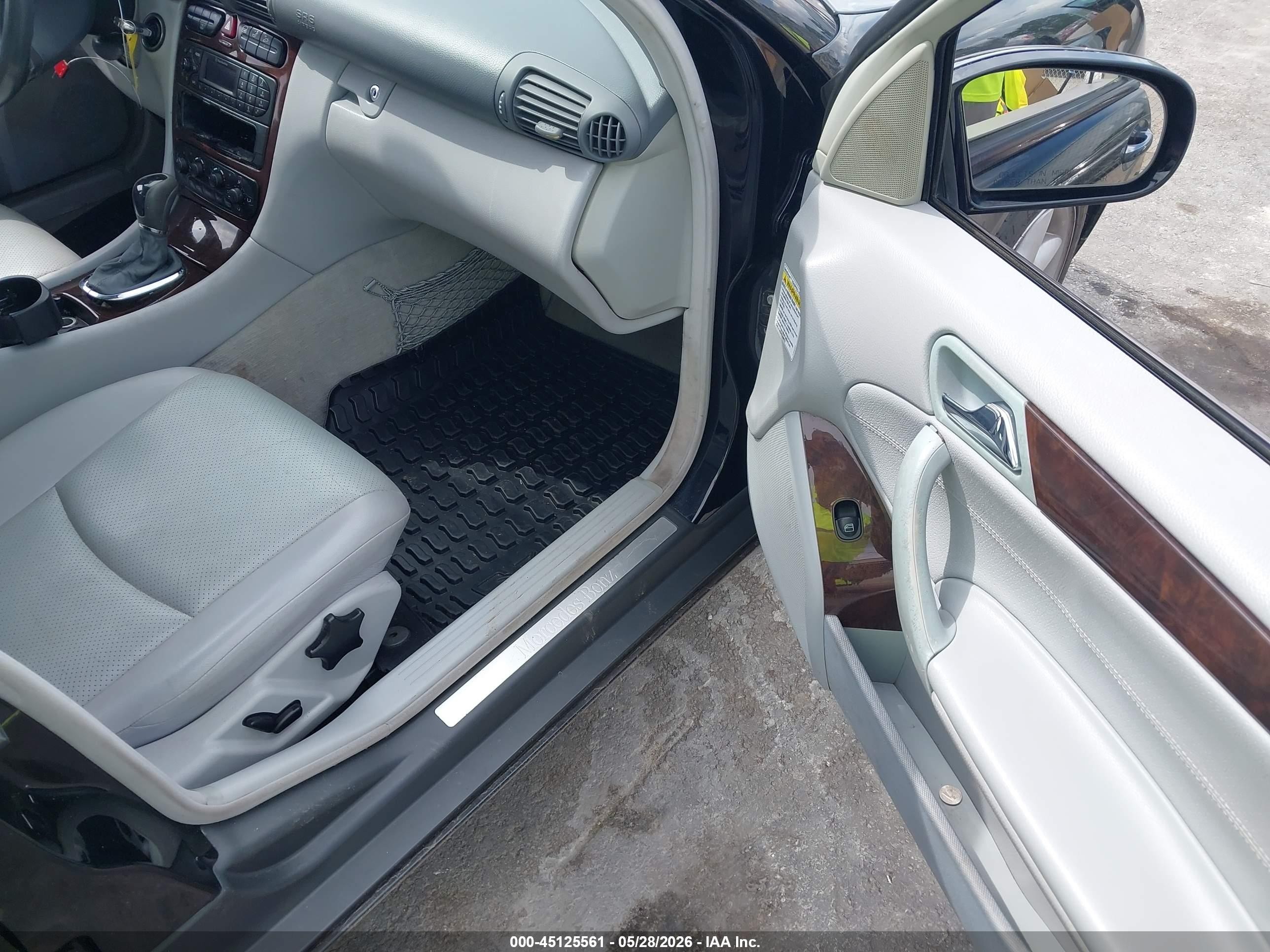 2004 Mercedes-benz C 240   Black vin: WDBRF61J94E017144
