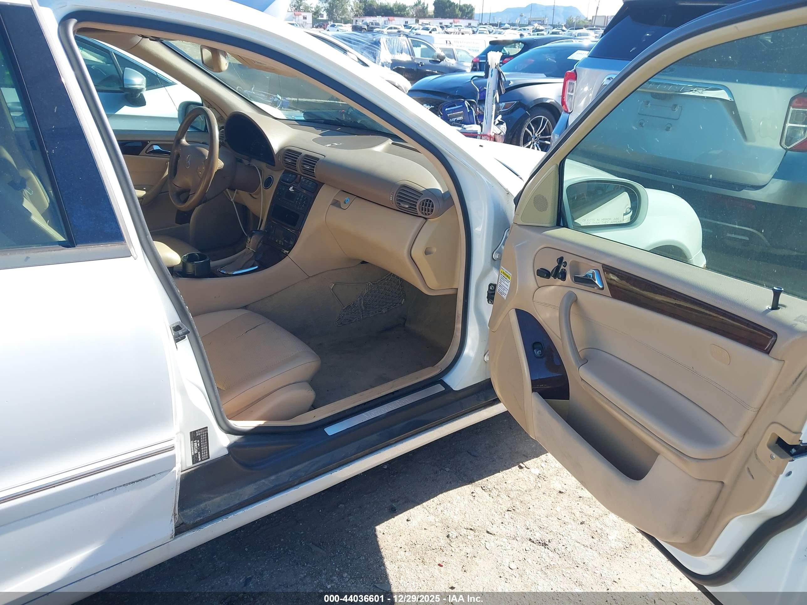 2001 Mercedes-benz C 320   White vin: WDBRF64J71E000818