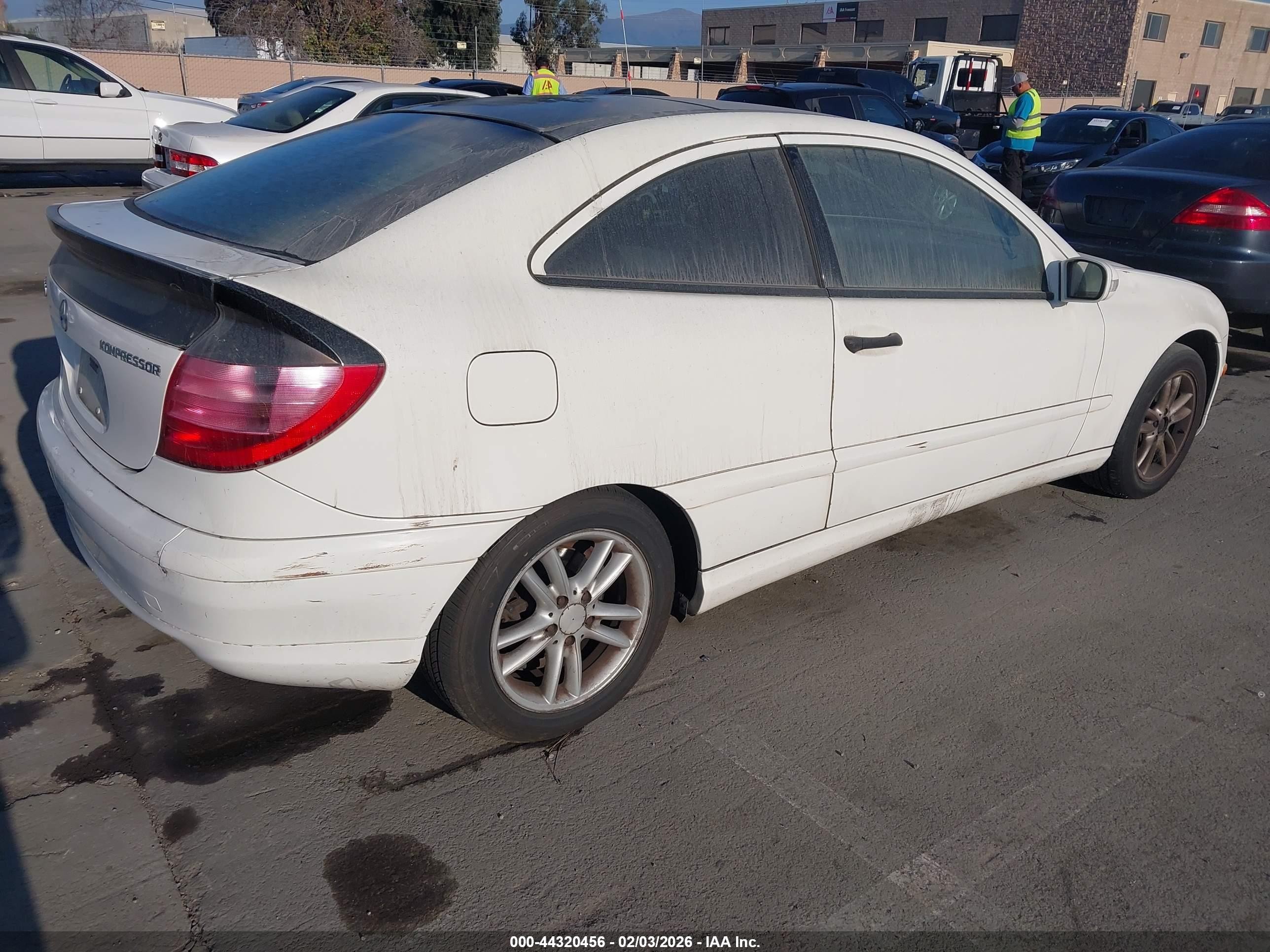 2002 Mercedes-benz C 230   White vin: WDBRN47J82A226829
