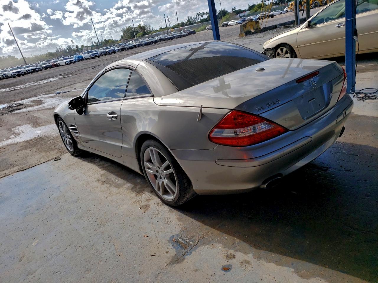 2007 Mercedes-benz Sl 550 Gray vin: WDBSK71F07F118070