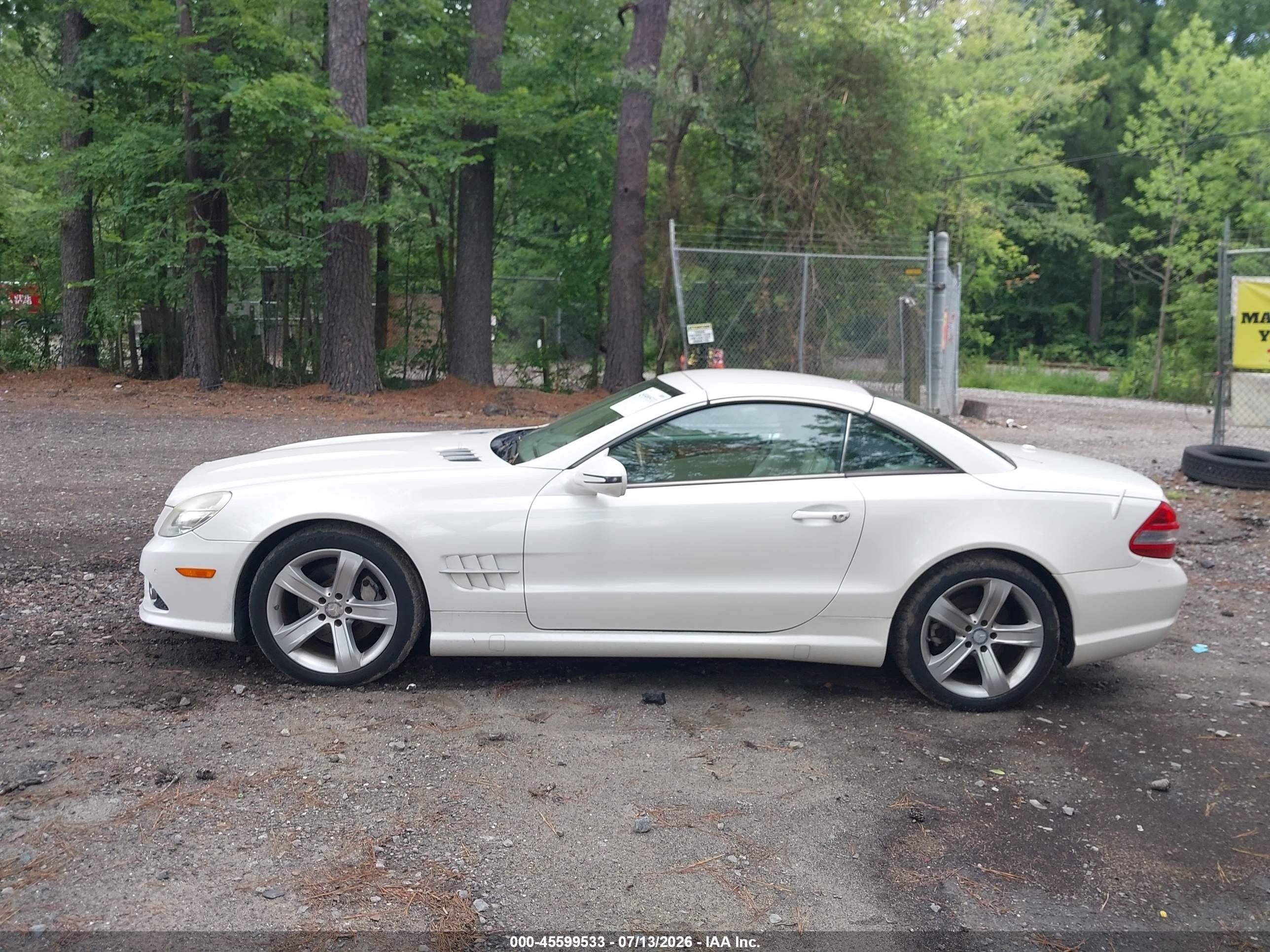 2009 Mercedes-benz Sl 550   White vin: WDBSK71F09F149287