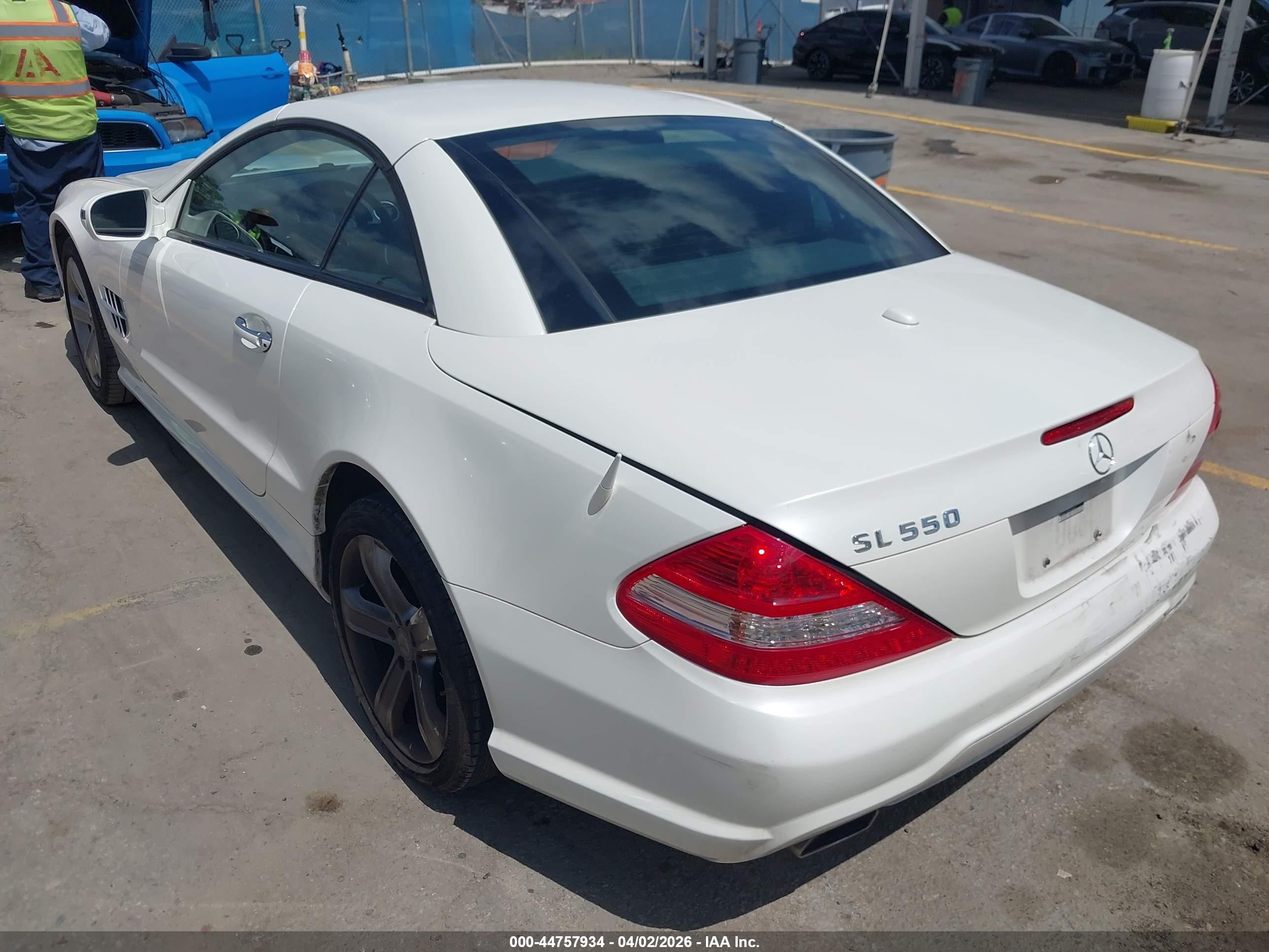 2009 Mercedes-benz Sl 550   White vin: WDBSK71F09F149600