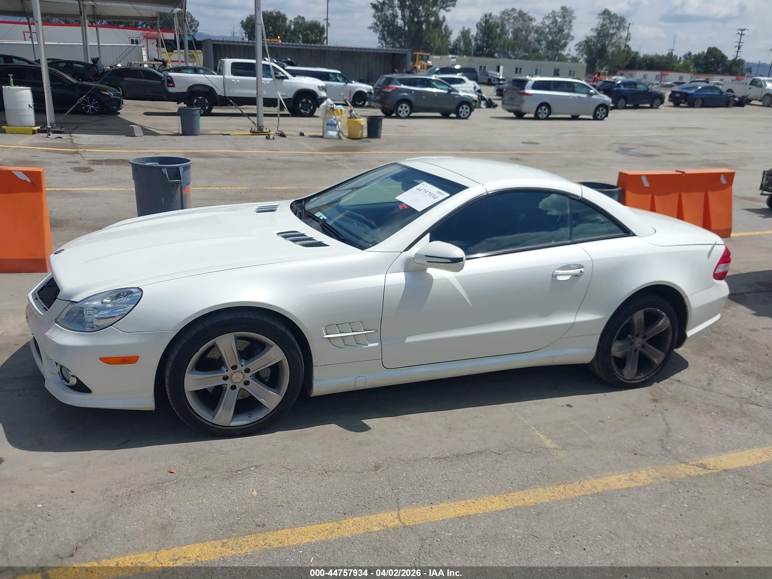 2009 Mercedes-benz Sl 550   White vin: WDBSK71F09F149600
