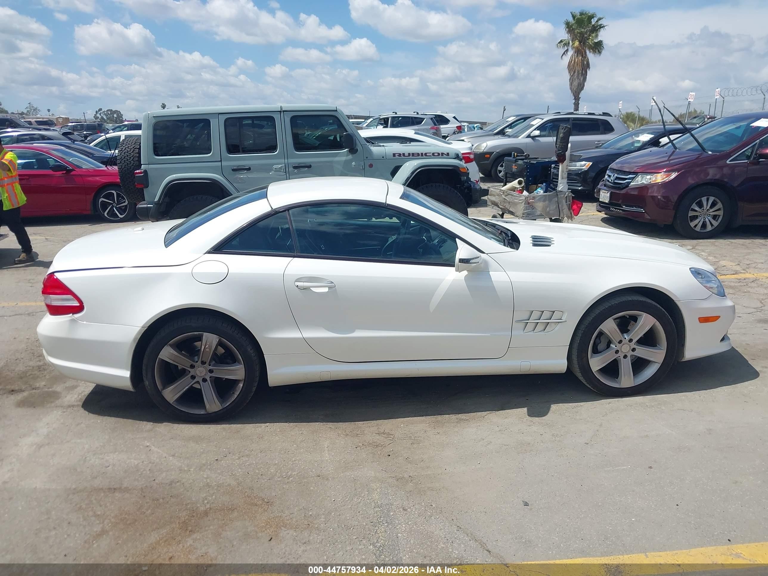 2009 Mercedes-benz Sl 550   White vin: WDBSK71F09F149600